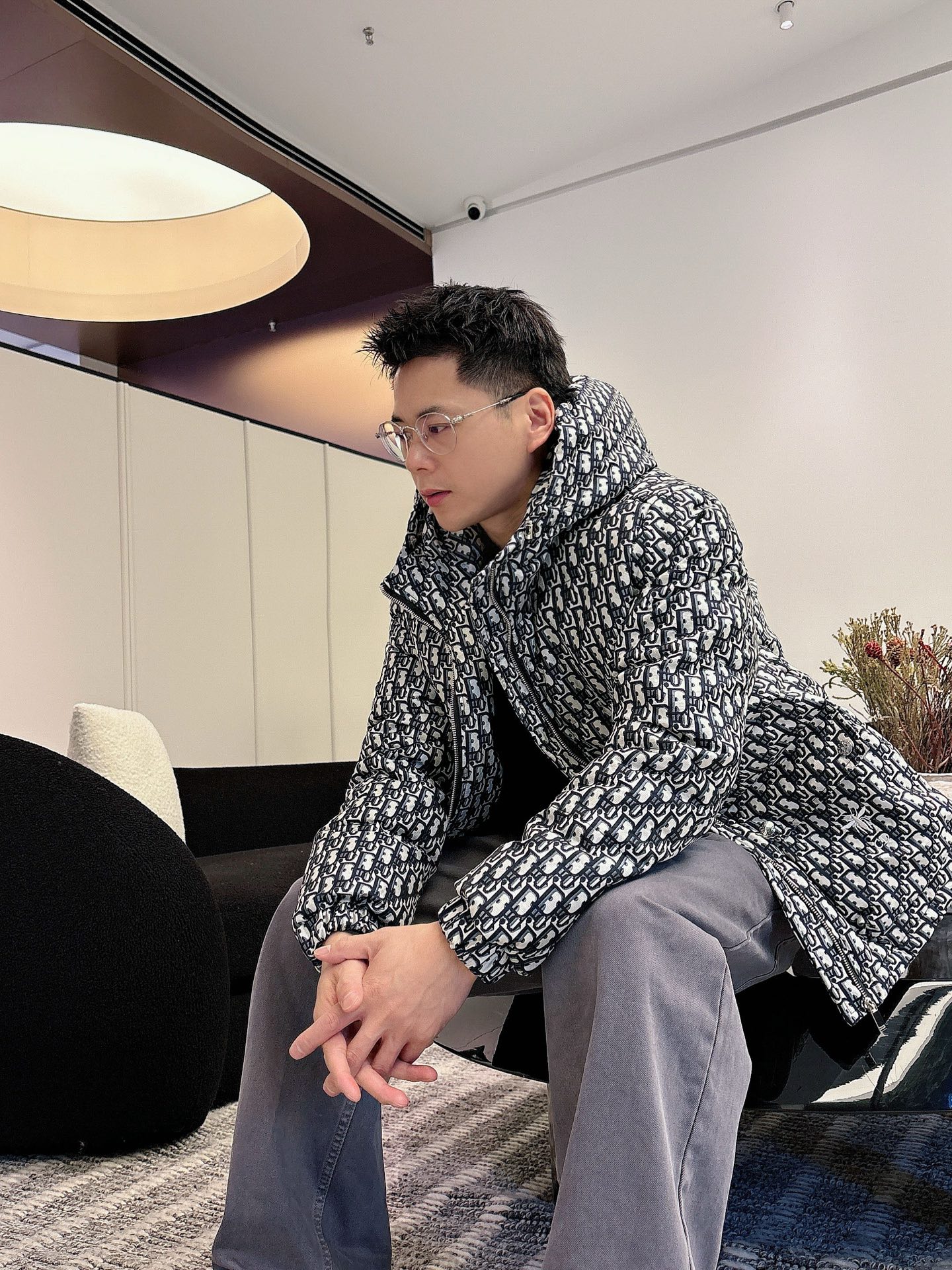 迪奥 官网款2025秋冬新款羽绒服。这款号称羽绒服届最高端的，全部90绒的三标齐全带着经典的Logo组合