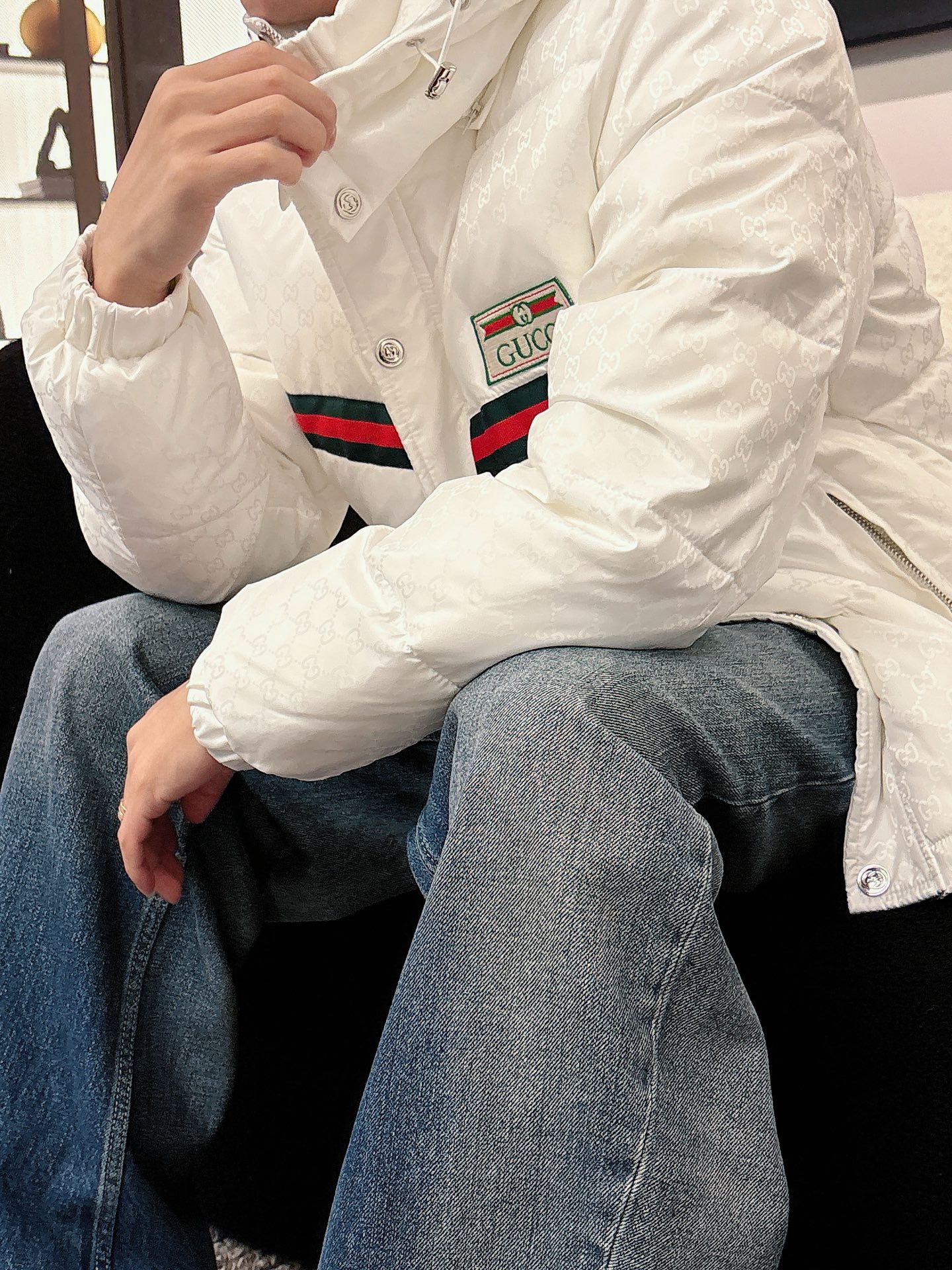 古奇 官网款2025秋冬新款羽绒服。这款号称羽绒服届最高端的，全部90绒的三标齐全带着经典的Logo组合