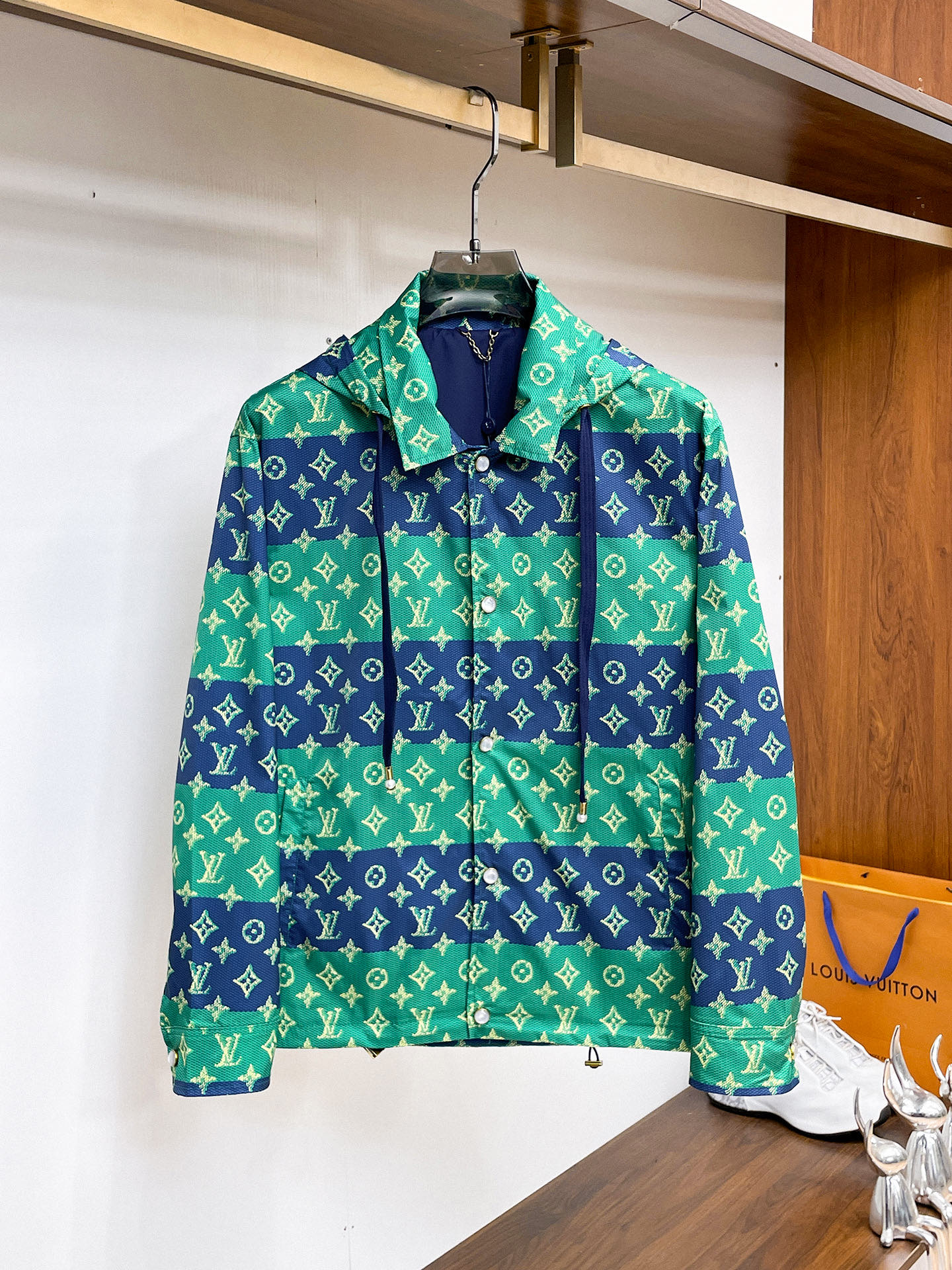 NO:761842,Same style as LV official website, complete with three labels, sold in advance. 2026 new spring men's jackets, complete with three labels, high-end version. Custom-made fabrics at the counter. Highly breathable and comfortable, impeccable details, brand element design concept, reflecting high quality. Delicate and soft feel. Casual tailoring, awesome upper body size. M～3XL, Louis Vuitton, jackets & coats, jackets & coats,19860909LV官网同款,三标齐全,提前发售 2026春季新款男士夹克外套,原单三标齐全高端版本 专柜定制面料 透气舒适度高,细节无可挑剔,品牌元素设计理念,体现高品质.手感细腻柔软 呈现休闲裁剪,上身版型超赞 码数M～3XL,,louis vuitton,jackets & coats,jackets & coats,,Men's clothing