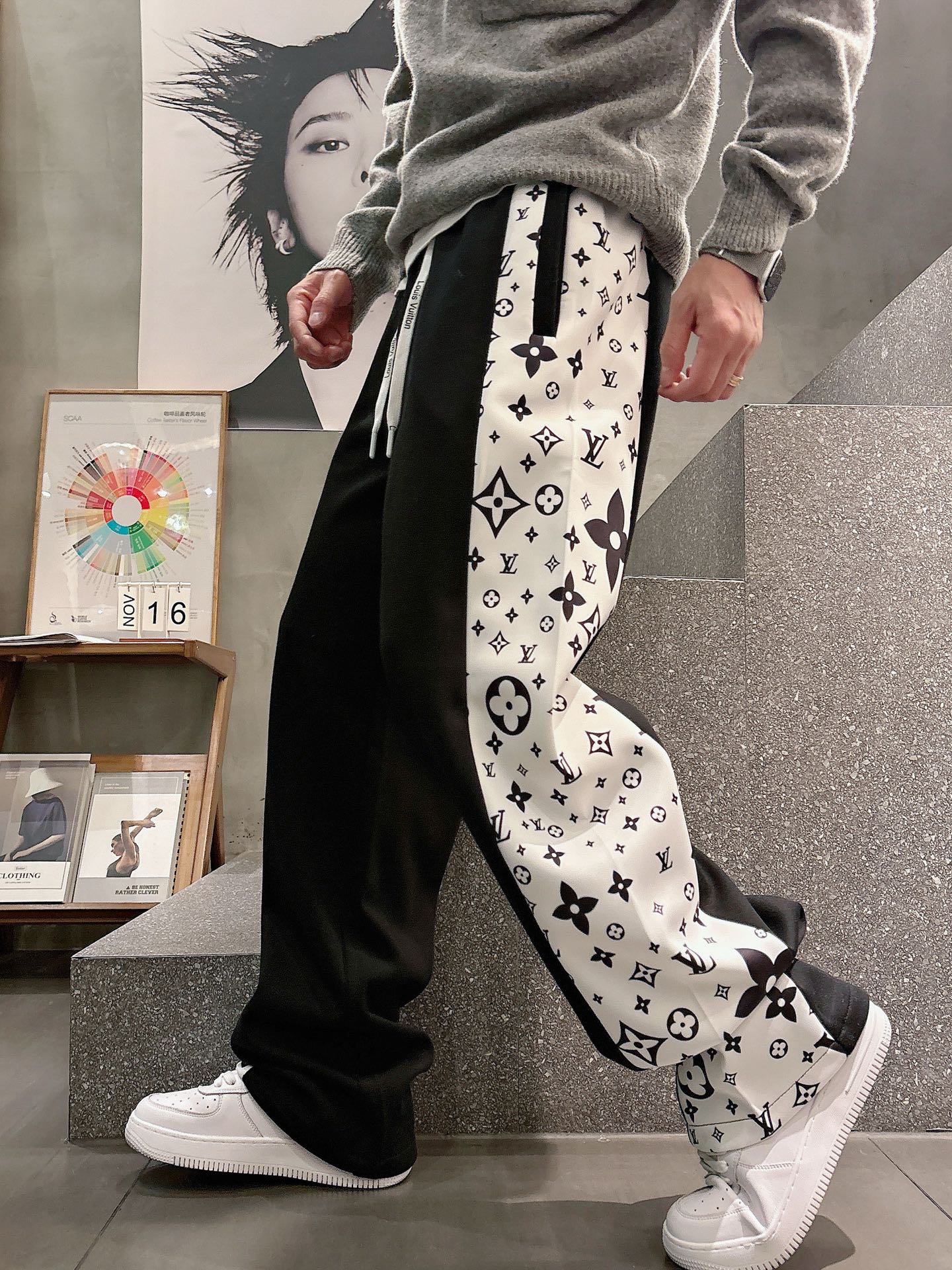 NO:686055,LV 2025 new autumn and winter casual pants!  On sale simultaneously on the official website. The brand's classic LOGO casual pants, customized fabrics, excellent comfort, strong touch. Highly recognizable, perfect appearance and craftsmanship. Sizes M-3XL, Louis Vuitton,19860909LV 2025秋冬新款休闲裤！官网同步发售.品牌经典LOGO休闲裤 ,定制面料,舒适度极好,手触感强烈.辨识度极高,完美品相工艺. 尺码M-3XL,,louis vuitton,,Men's clothing