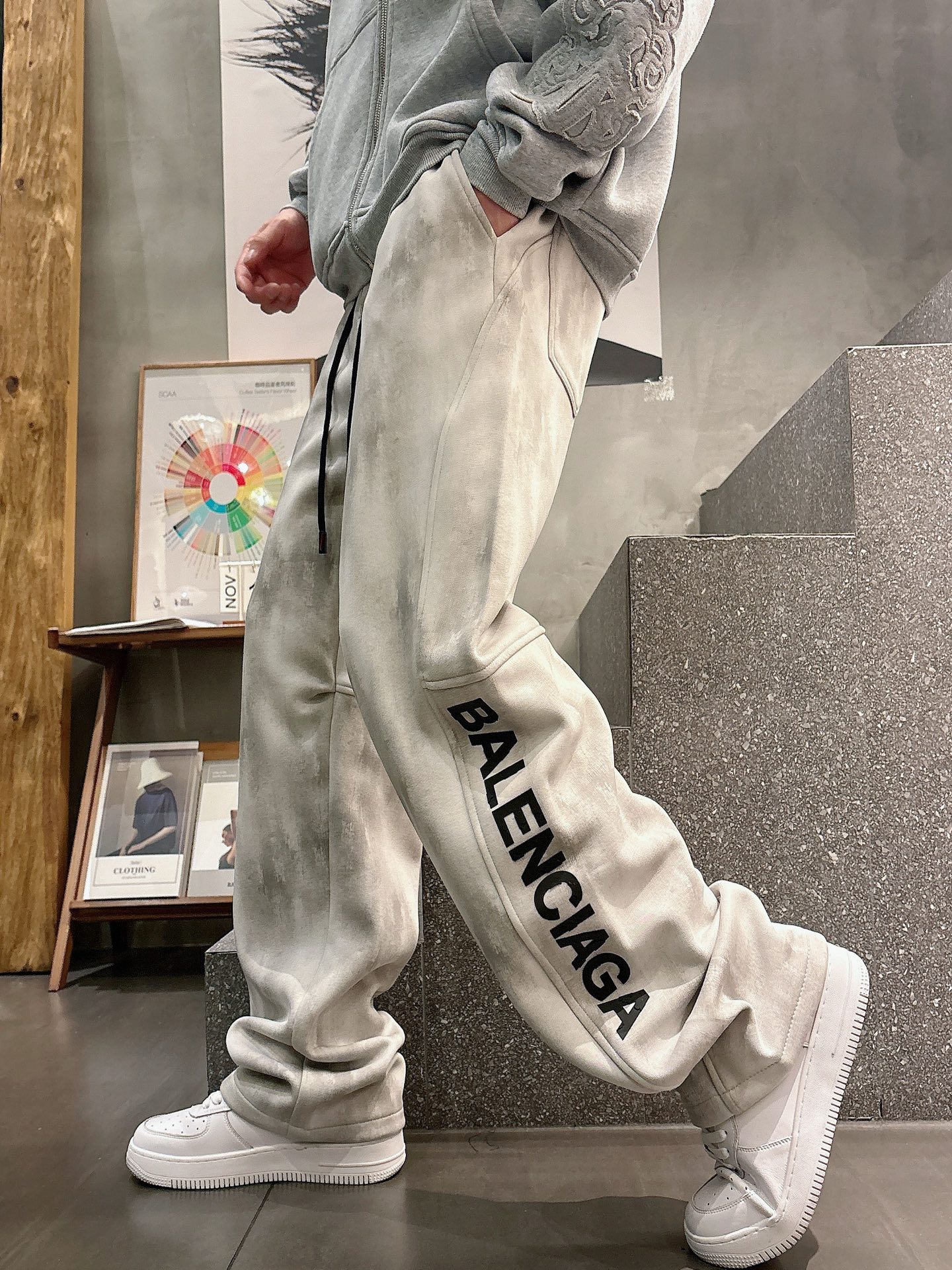 NO:686049,Balenciaga 2025 new autumn and winter casual pants!  On sale simultaneously on the official website. The brand's classic LOGO casual pants, customized fabrics, excellent comfort, strong touch. Highly recognizable, perfect appearance and craftsmanship. Sizes M-3XL, balenciaga,19860909巴黎世家 2025秋冬新款休闲裤！官网同步发售.品牌经典LOGO休闲裤 ,定制面料,舒适度极好,手触感强烈.辨识度极高,完美品相工艺. 尺码M-3XL,,balenciaga,,Men's clothing