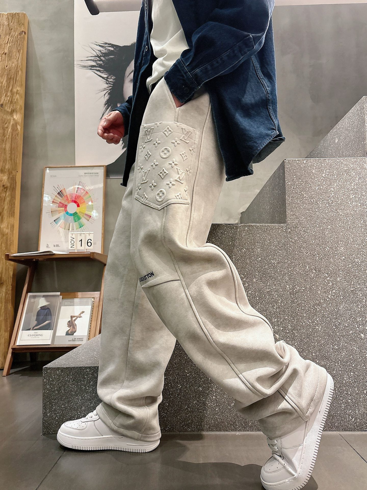 NO:686046,LV 2025 new autumn and winter casual pants!  On sale simultaneously on the official website. The brand's classic LOGO casual pants, customized fabrics, excellent comfort, strong touch. Highly recognizable, perfect appearance and craftsmanship. Sizes M-3XL, Louis Vuitton,19860909LV 2025秋冬新款休闲裤！官网同步发售.品牌经典LOGO休闲裤 ,定制面料,舒适度极好,手触感强烈.辨识度极高,完美品相工艺. 尺码M-3XL,,louis vuitton,,Men's clothing