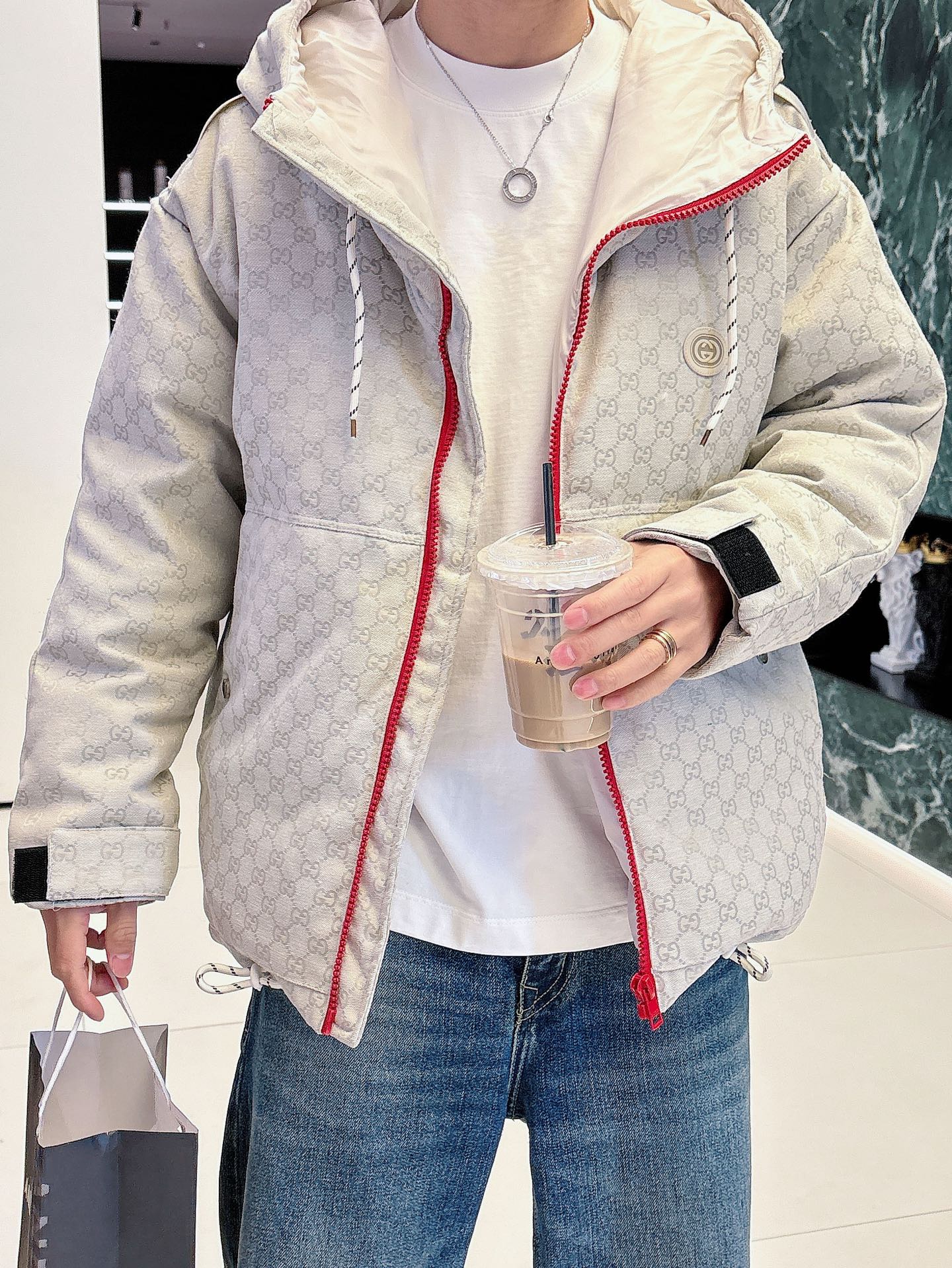 古奇 官网款2025秋冬新款羽绒服。这款号称羽绒服届最高端的，全部90绒的三标齐全带着经典的Logo组合