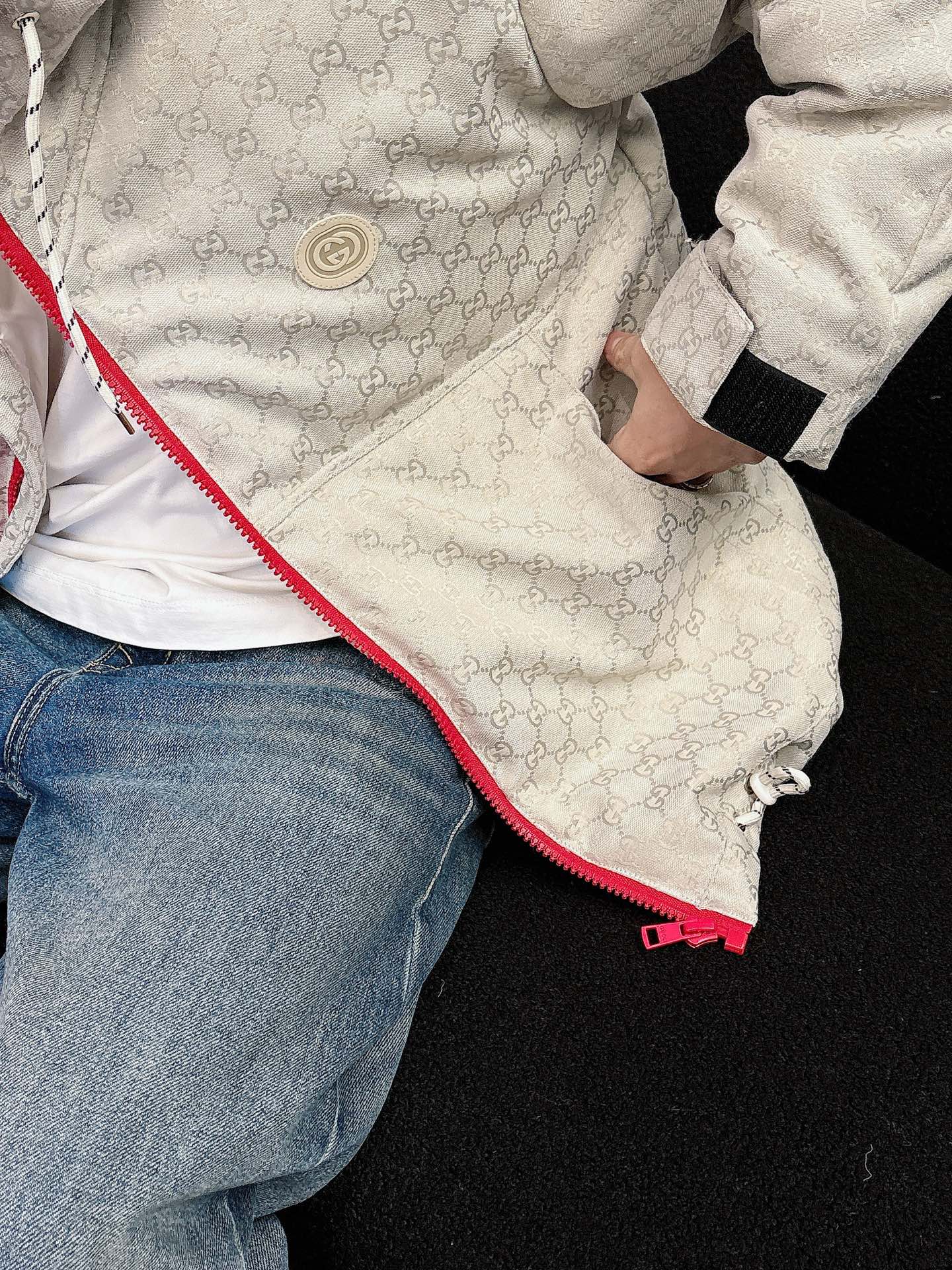 古奇 官网款2025秋冬新款羽绒服。这款号称羽绒服届最高端的，全部90绒的三标齐全带着经典的Logo组合