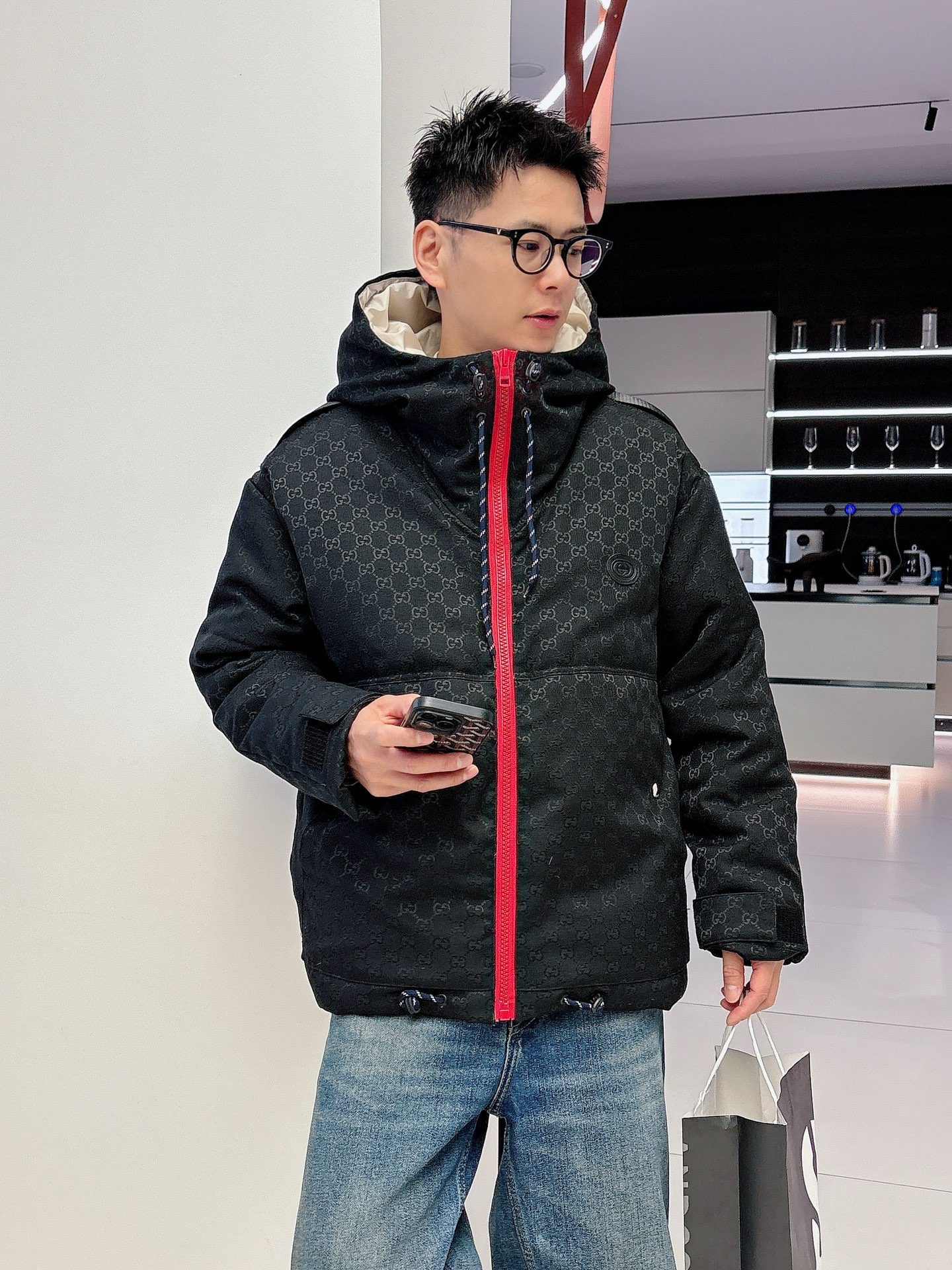 古奇 官网款2025秋冬新款羽绒服。这款号称羽绒服届最高端的，全部90绒的三标齐全带着经典的Logo组合