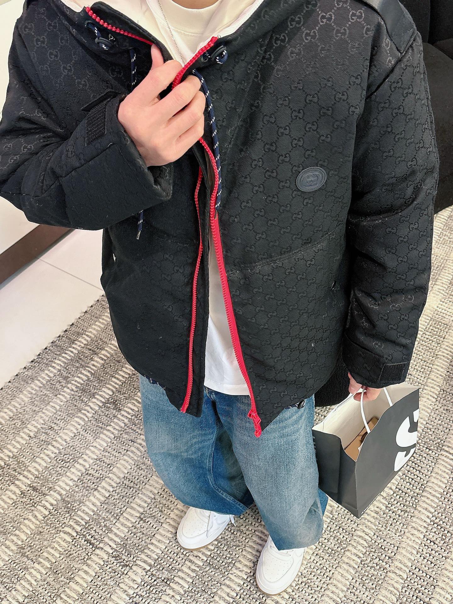 古奇 官网款2025秋冬新款羽绒服。这款号称羽绒服届最高端的，全部90绒的三标齐全带着经典的Logo组合