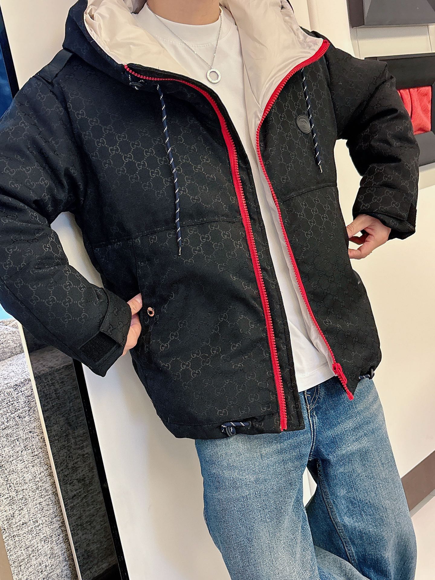 古奇 官网款2025秋冬新款羽绒服。这款号称羽绒服届最高端的，全部90绒的三标齐全带着经典的Logo组合