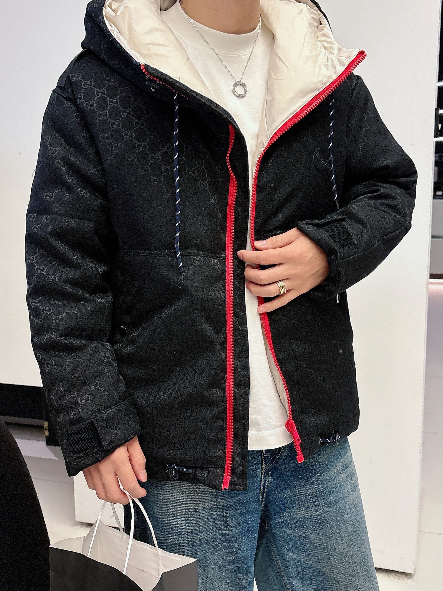 古奇 官网款2025秋冬新款羽绒服。这款号称羽绒服届最高端的，全部90绒的三标齐全带着经典的Logo组合