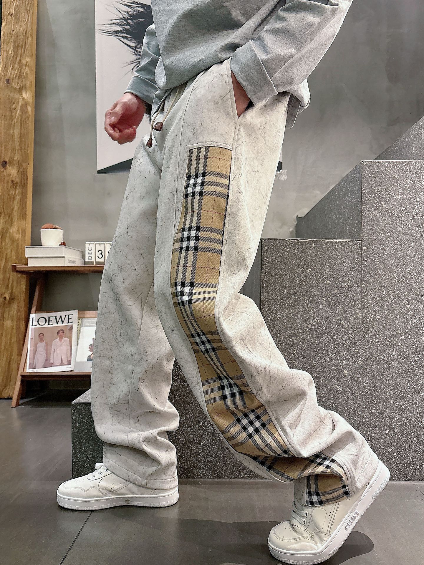 NO:745490,Burberry's 2026 spring new trousers and casual trousers are on sale simultaneously on the official website. The brand's classic LOGO casual trousers, customized fabrics, are extremely comfortable and have a strong touch. Highly recognizable, with perfect appearance and craftsmanship. Sizes M-3XL,, burberry,19860909巴宝莉 2026春季新款长裤休闲裤官网同步发售.品牌经典LOGO休闲裤 ,定制面料,舒适度极好,手触感强烈.辨识度极高,完美品相工艺. 尺码M-3XL,,burberry,,Men's clothing