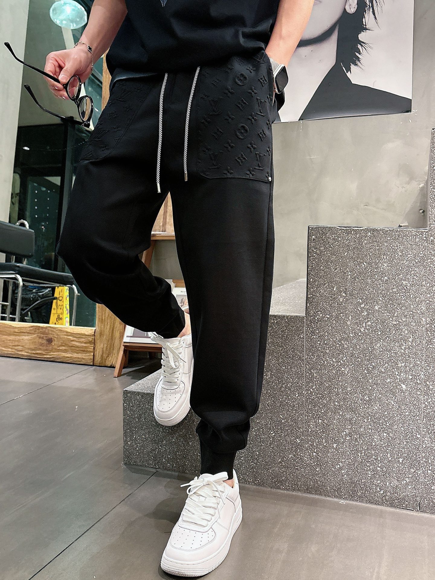 NO:761218,LV 2026 spring new trousers and casual trousers are on sale simultaneously on the official website. The brand's classic LOGO casual trousers, customized fabrics, are extremely comfortable and have a strong touch. Highly recognizable, with perfect appearance and craftsmanship. Sizes M-3XL, Louis Vuitton,19860909LV 2026春季新款长裤休闲裤官网同步发售.品牌经典LOGO休闲裤 ,定制面料,舒适度极好,手触感强烈.辨识度极高,完美品相工艺. 尺码M-3XL,,louis vuitton,,Men's clothing