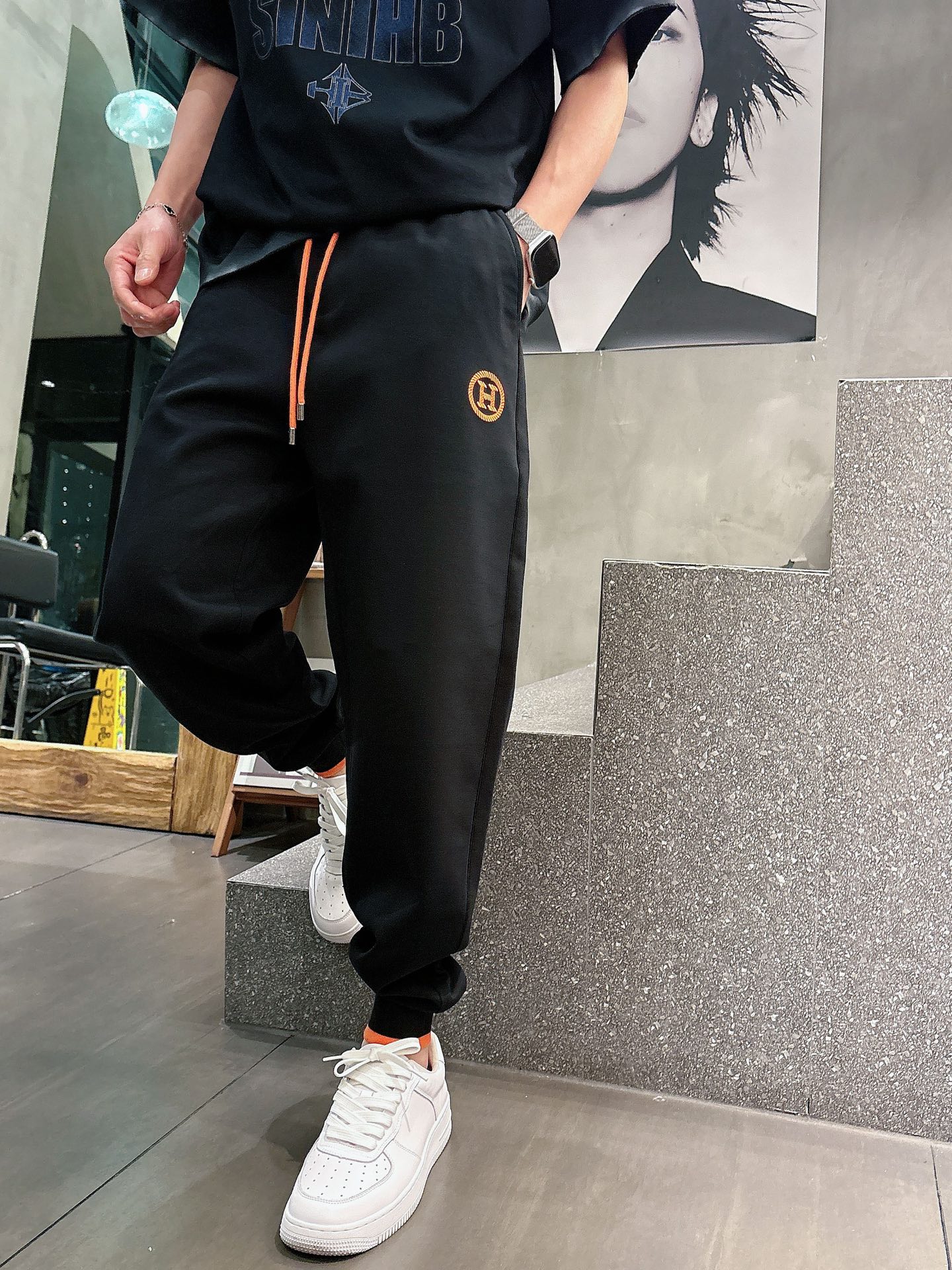 NO:761223,Hermès 2026 spring new trousers and casual pants are on sale simultaneously on the official website. The brand's classic LOGO casual pants are made of customized fabrics with excellent comfort and strong touch. Highly identifiable and perfect in appearance and craftsmanship. Sizes M-3XL, hermes,19860909爱马仕 2026春季新款长裤休闲裤官网同步发售.品牌经典LOGO休闲裤 ,定制面料,舒适度极好,手触感强烈.辨识度极高,完美品相工艺. 尺码M-3XL,,hermes,,Men's clothing