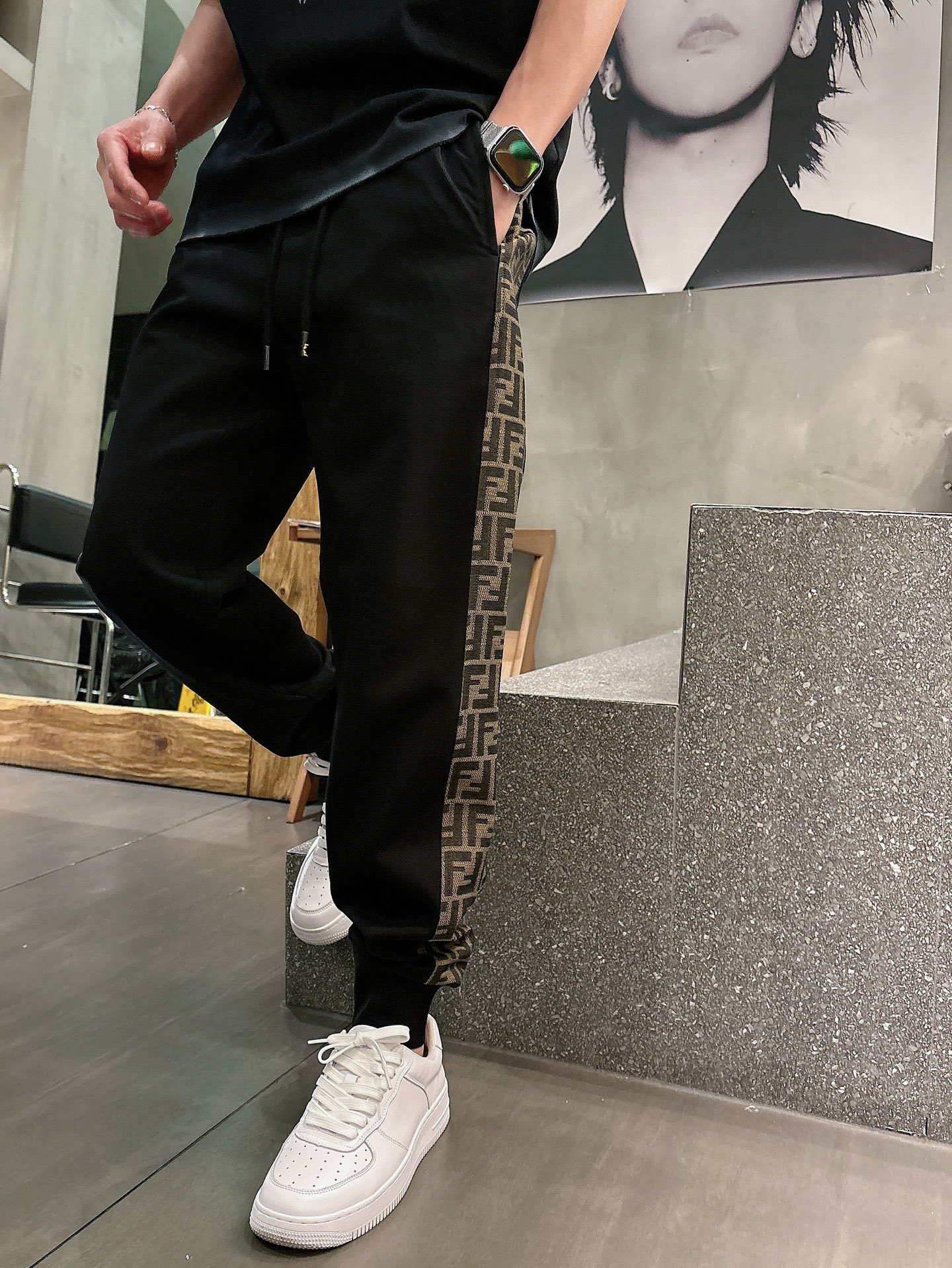 NO:745484,Fendi's 2026 spring new trousers and casual pants are on sale simultaneously on the official website. The brand's classic LOGO casual pants are made of customized fabrics with excellent comfort and strong touch. Highly recognizable and perfect in appearance and craftsmanship. Sizes M-3XL,,fendi,19860909芬迪 2026春季新款长裤休闲裤官网同步发售.品牌经典LOGO休闲裤 ,定制面料,舒适度极好,手触感强烈.辨识度极高,完美品相工艺. 尺码M-3XL,,fendi,,Men's clothing