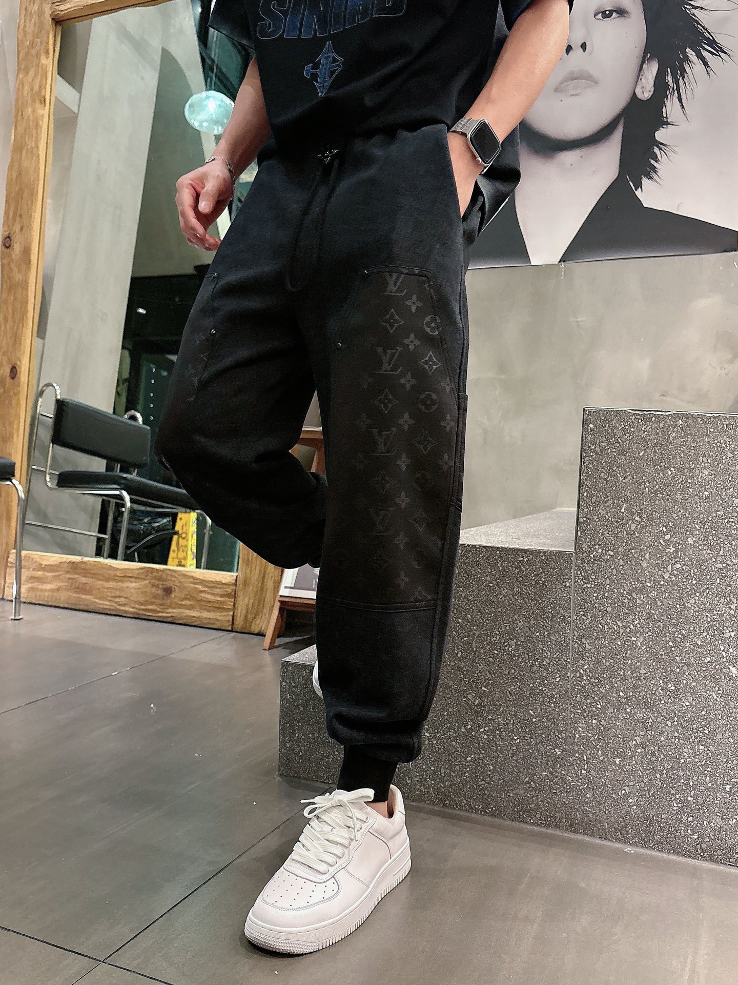 NO:761227,LV 2026 spring new trousers and casual trousers are on sale simultaneously on the official website. The brand's classic LOGO casual trousers, customized fabrics, are extremely comfortable and have a strong touch. Highly recognizable, with perfect appearance and craftsmanship. Sizes M-3XL, Louis Vuitton,19860909LV 2026春季新款长裤休闲裤官网同步发售.品牌经典LOGO休闲裤 ,定制面料,舒适度极好,手触感强烈.辨识度极高,完美品相工艺. 尺码M-3XL,,louis vuitton,,Men's clothing