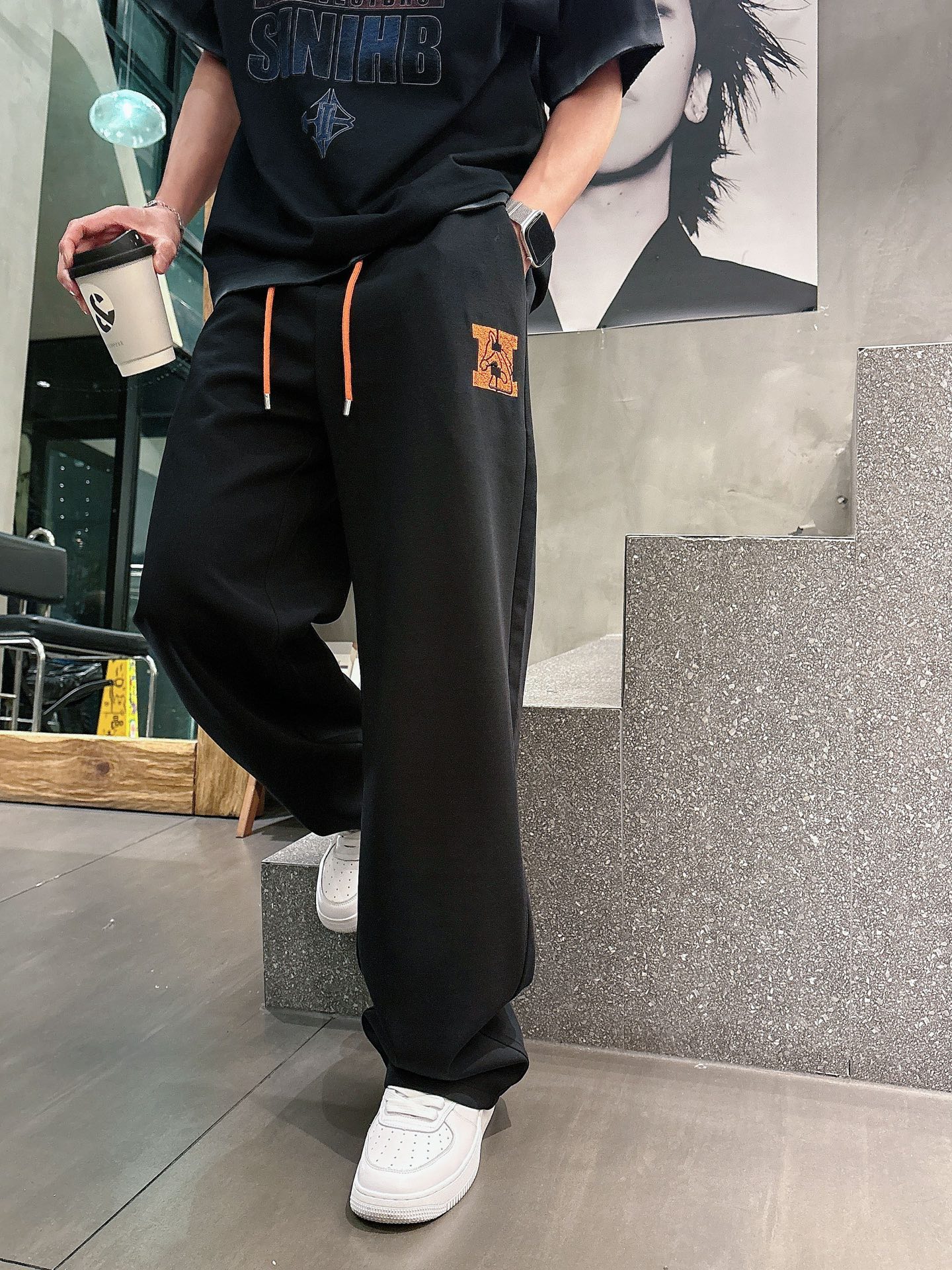 NO:745488,Hermès 2026 spring new trousers and casual pants are on sale simultaneously on the official website. The brand's classic LOGO casual pants are made of customized fabrics with excellent comfort and strong touch. Highly identifiable and perfect in appearance and craftsmanship. Sizes M-3XL, hermes,19860909爱马仕 2026春季新款长裤休闲裤官网同步发售.品牌经典LOGO休闲裤 ,定制面料,舒适度极好,手触感强烈.辨识度极高,完美品相工艺. 尺码M-3XL,,hermes,,Men's clothing