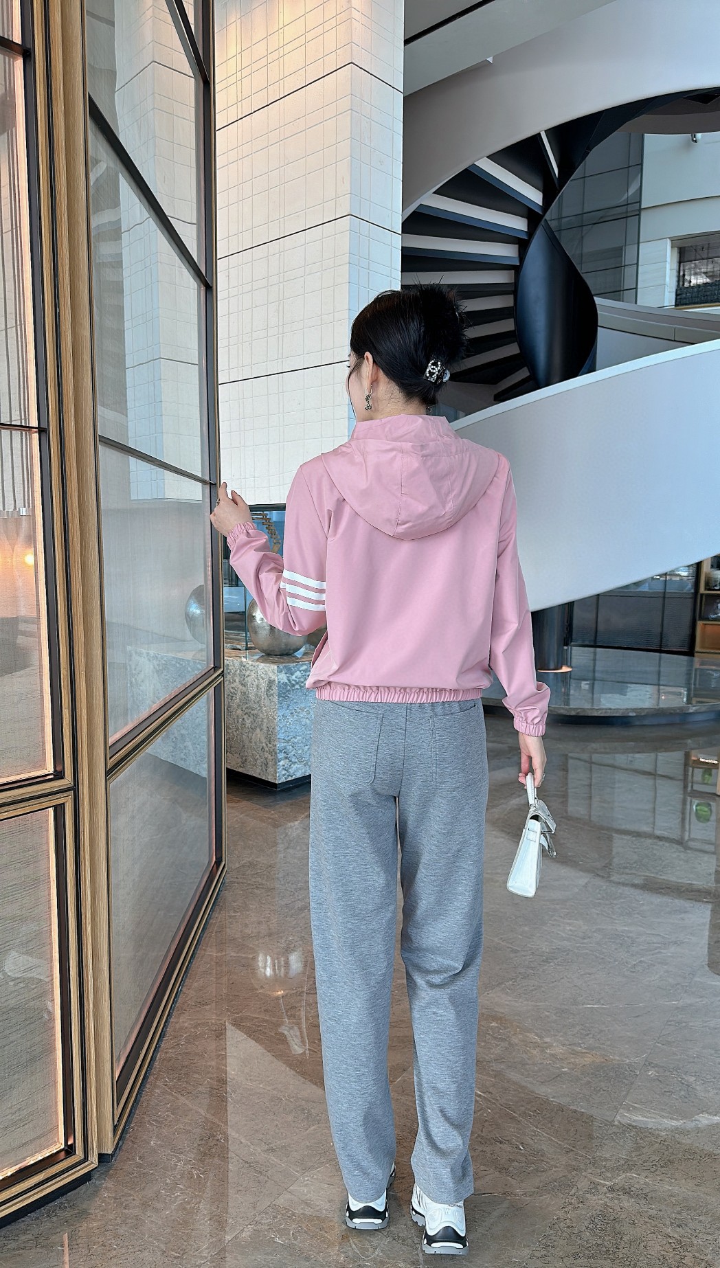 High-End Female Suit Set for Spring 2025: Blouse, Pants, Hat, Wind-Proof Coat. Sizes S-XXL. Keywords: fashion, tall, thin. - 图片 3