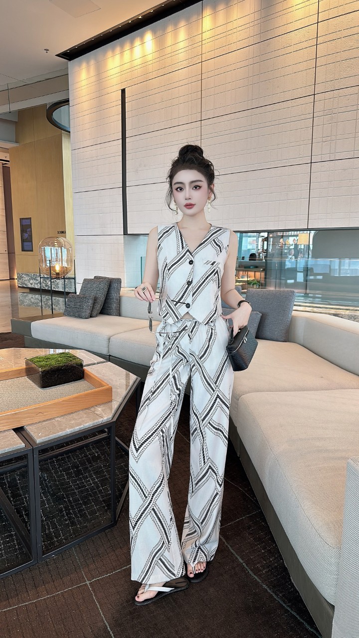 High-End Women’s Suit Set: Blue/White Vest and Wide-Legged Pants, Elegant and Stylish. - 图片 2