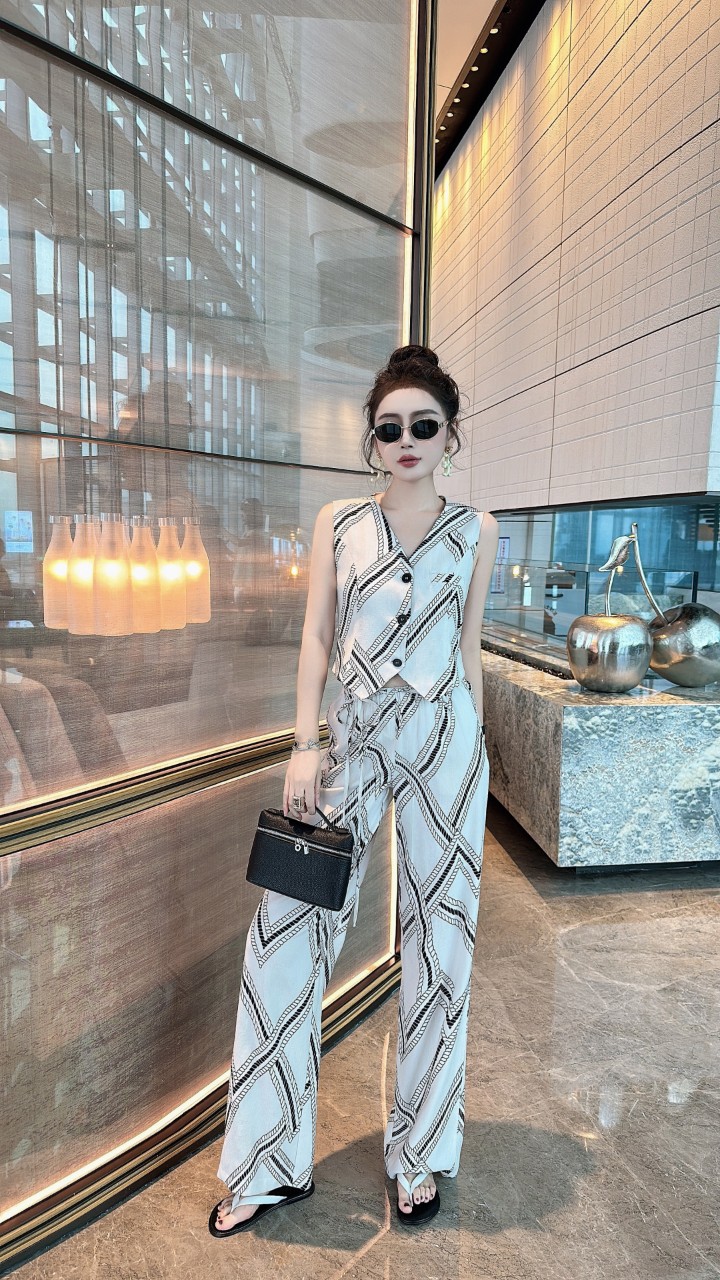 High-End Women’s Suit Set: Blue/White Vest and Wide-Legged Pants, Elegant and Stylish. - 图片 6