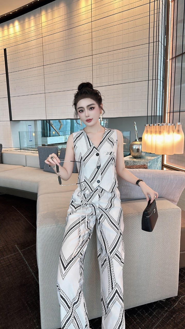 High-End Women’s Suit Set: Blue/White Vest and Wide-Legged Pants, Elegant and Stylish. - 图片 7