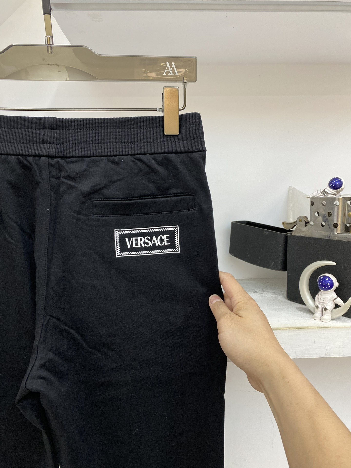 Versace24早春男士BaroccoSilhouette印花刺绣Logo棉质休闲运动卫裤裤脚侧向饰有