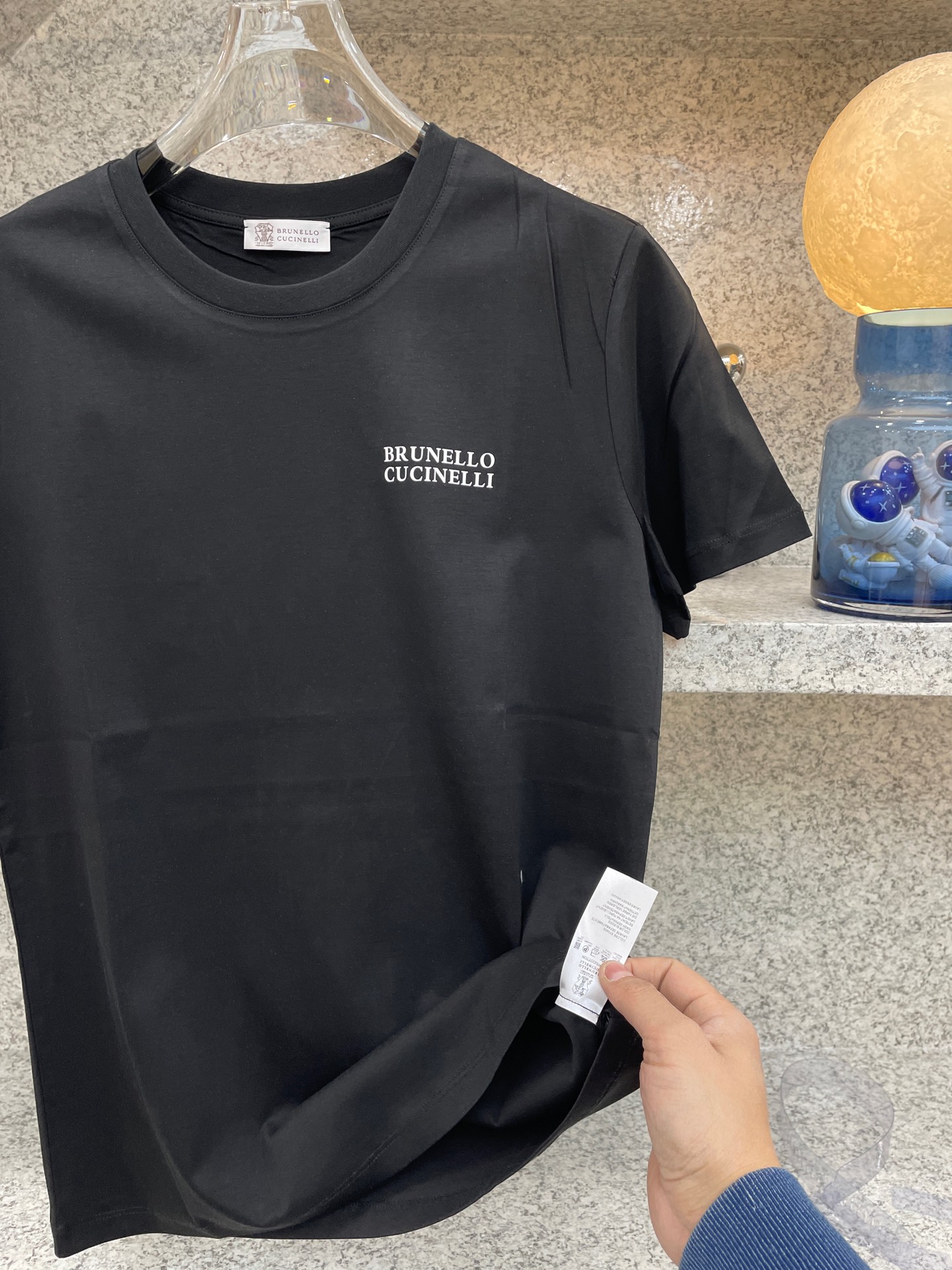 “BC Brunette’s 2025 Spring/Summer Custom Velvet T-shirt Collection: Abstract Medusa Design” - 图片 4