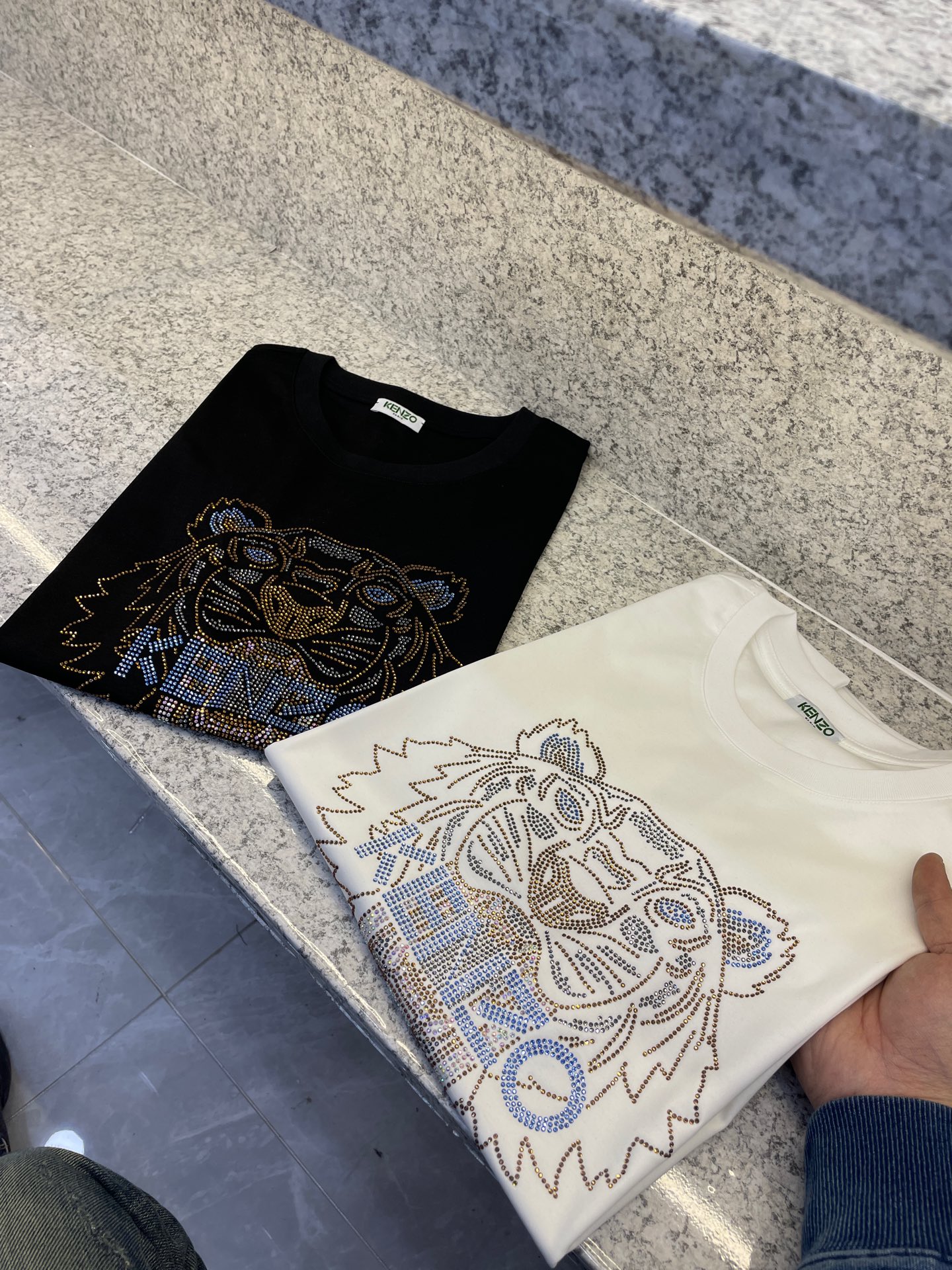 Luxurious Abstract Design: KEIZO Kenzo’s 2025 Summer T-shirt Collection with Silky Cotton. - 图片 1