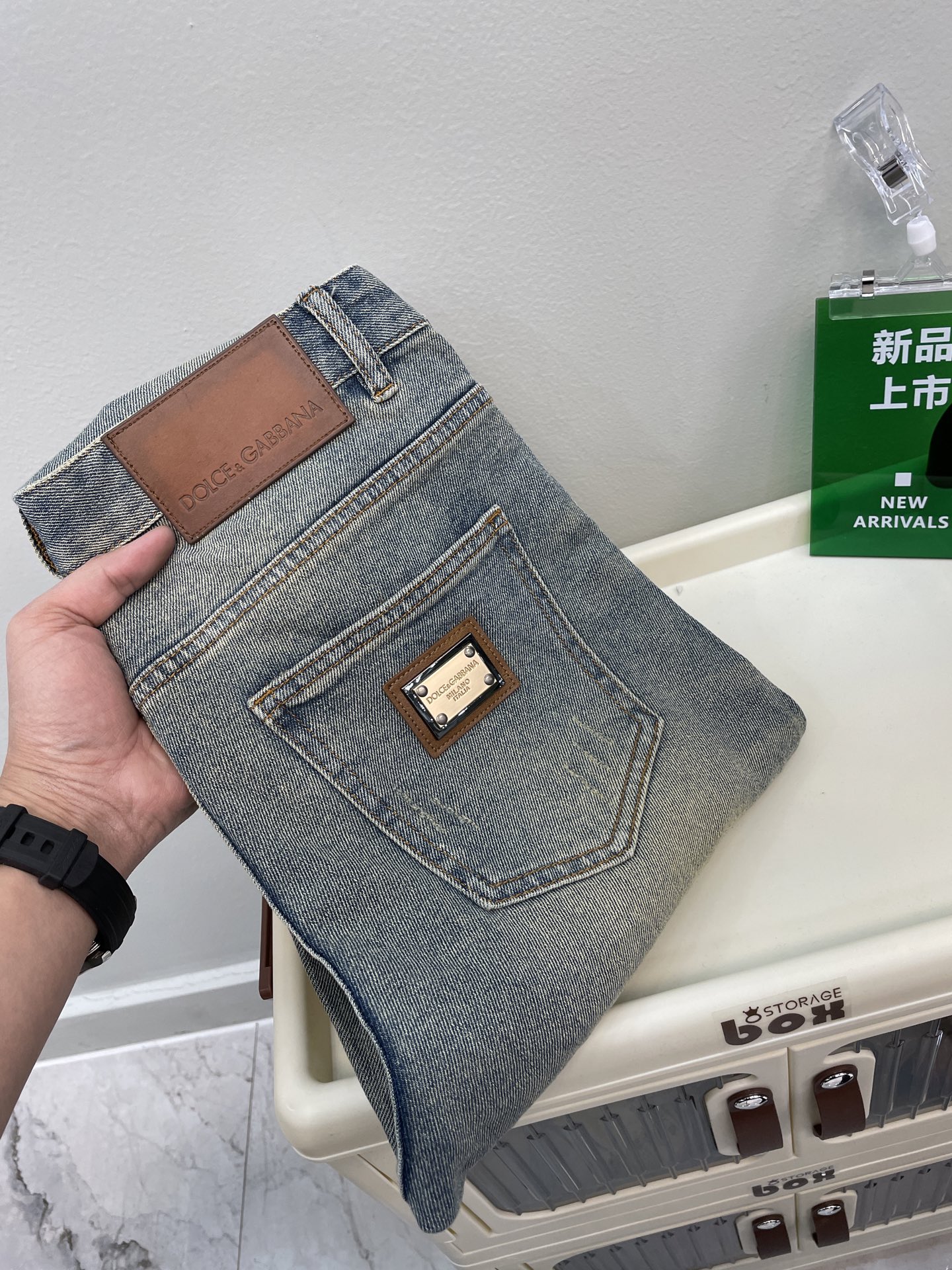  DG杜嘉班那 𝘿𝙊𝙇𝘾𝙀 & 𝙂𝘼𝘽𝘽𝘼𝙉𝘼️⃣5️⃣/新品复古色牛仔裤 奢华感25//ss官网专柜新