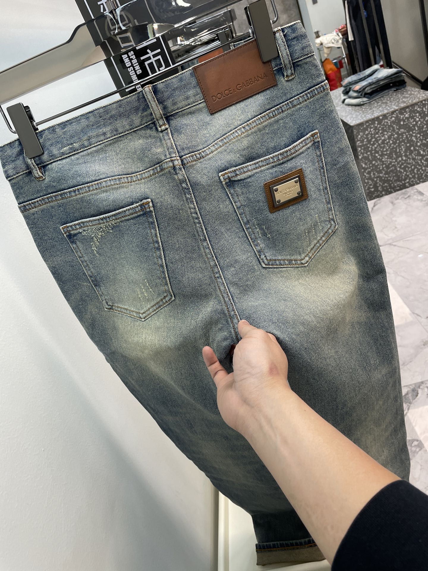  DG杜嘉班那 𝘿𝙊𝙇𝘾𝙀 & 𝙂𝘼𝘽𝘽𝘼𝙉𝘼️⃣5️⃣/新品复古色牛仔裤 奢华感25//ss官网专柜