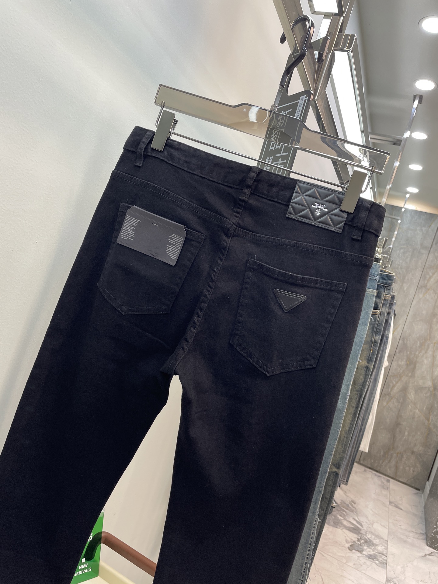  PRAD普拉哒🆕新品薄款 经典爆款三角皮 米兰奢华感设计皮牌 黑色牛仔 版型巨佳 弹力超好的，透气感强