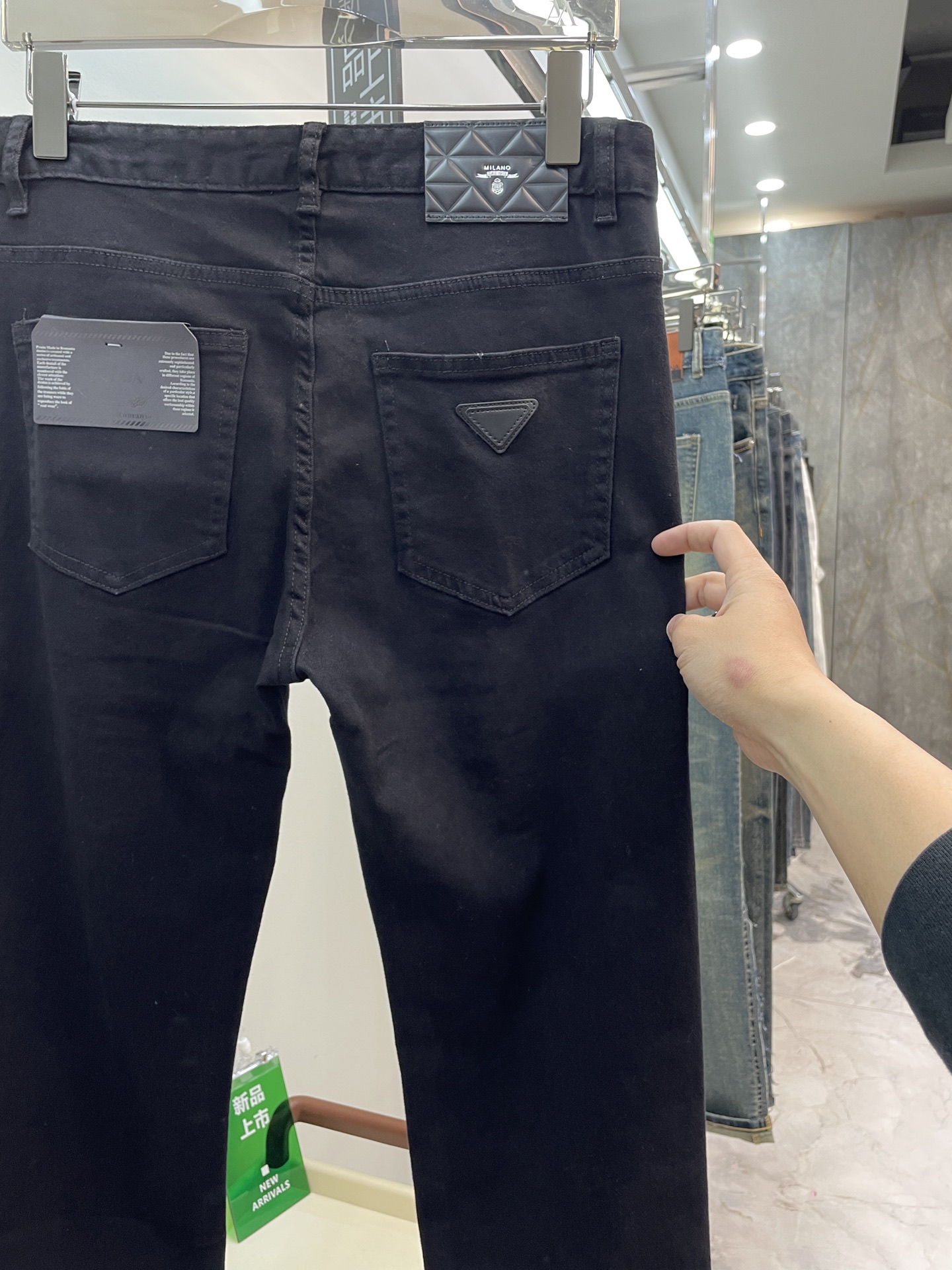  PRAD普拉哒🆕新品薄款 经典爆款三角皮 米兰奢华感设计皮牌 黑色牛仔 版型巨佳 弹力超好的，透气感强