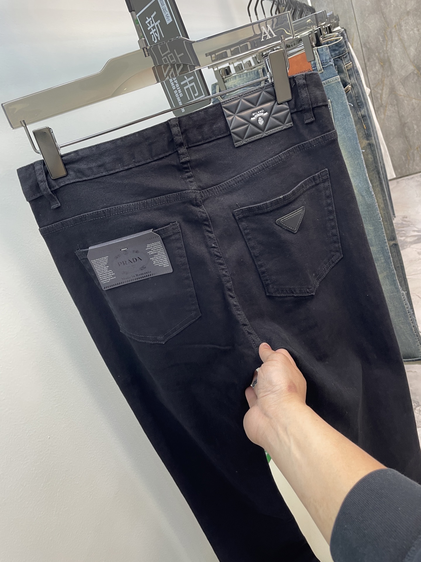  PRAD普拉哒🆕新品薄款❗️经典爆款三角皮✅米兰奢华感设计皮牌👖黑色牛仔 版型巨佳 弹力超好的，