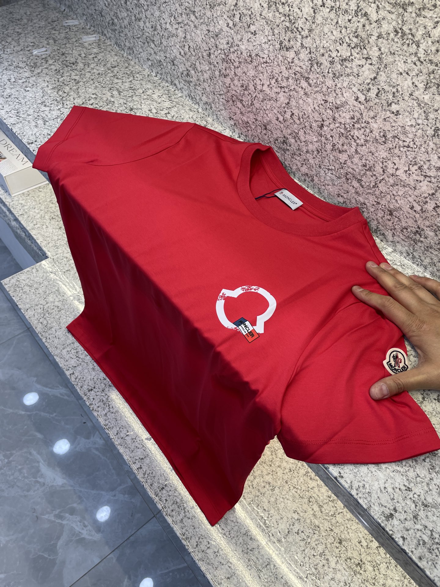 NO:117437,MC Mengkulai 2025 spring and summer new short-sleeved T-shirt exclusive European cotton mercerated long velvet cotton 80 double-strand counter 25//ss new products are sold, chest image pattern medusa imitation hand-painted craft printing!  A more abstract concept design that highlights the unique trend of design!  Perfect interpretation of luxury!  S-3xl, T-shirt,tees,t-shirt,alexander wang19860909MC盟扣莱2025春夏新品短袖T恤专属欧棉丝光长绒棉80支双股专柜25//ss新品热卖 胸前形象图案medusa仿手绘工艺印花！一款比较抽象概念设计,彰显个性潮流的设计风格！完美诠释奢华主义！S-3xl,,T-shirt,tees，t-shirt,alexander wang,Men's clothing