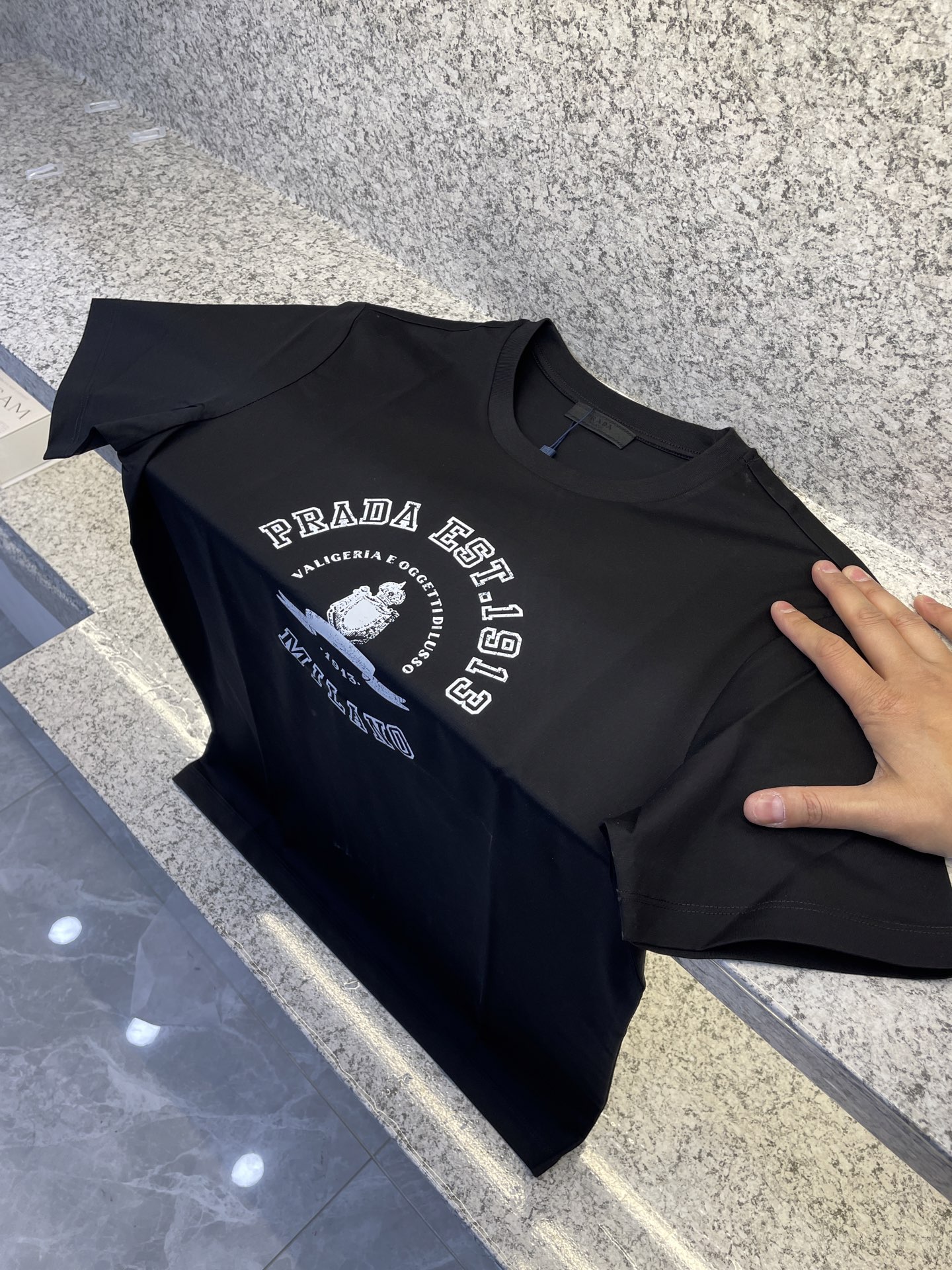 NO:117440,PRAD 2025 spring and summer new short-sleeved T-shirt exclusive European cotton mercerated long velvet cotton 80 double-strand counter 25//ss new products are sold. The image pattern on the chest medusa imitation hand-painted craft printing!  A more abstract concept design that highlights the unique trend of design!  Perfect interpretation of luxury!  S-3xl, prada, prada, T-shirt,tees, t-shirt,alexander wang19860909PRAD普拉哒2025春夏新品短袖T恤专属欧棉丝光长绒棉80支双股专柜25//ss新品热卖 胸前形象图案medusa仿手绘工艺印花！一款比较抽象概念设计,彰显个性潮流的设计风格！完美诠释奢华主义！S-3xl,,prada,prada,T-shirt,tees，t-shirt,alexander wang,Men's clothing