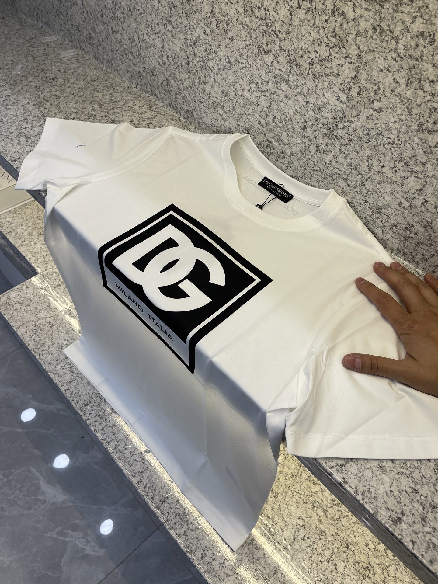 NO:117443,DG Dolce & Gabbana 2025 spring and summer new short-sleeved T-shirt exclusive European cotton mercerated long velvet cotton 80 double-strand counter 25//ss new products are sold, chest image pattern medusa imitation hand-painted craft printing!  A more abstract concept design that highlights the unique trend of design!  Perfect interpretation of luxury!  S-3xl, Dolce & Gabbana, Dolce & Gabbana, T-shirt, tees, t-shirt, alexander wang19860909DG杜嘉班纳2025春夏新品短袖T恤专属欧棉丝光长绒棉80支双股专柜25//ss新品热卖 胸前形象图案medusa仿手绘工艺印花！一款比较抽象概念设计,彰显个性潮流的设计风格！完美诠释奢华主义！S-3xl,,Dolce&Gabbana,Dolce&Gabbana,T-shirt,tees，t-shirt,alexander wang,Men's clothing