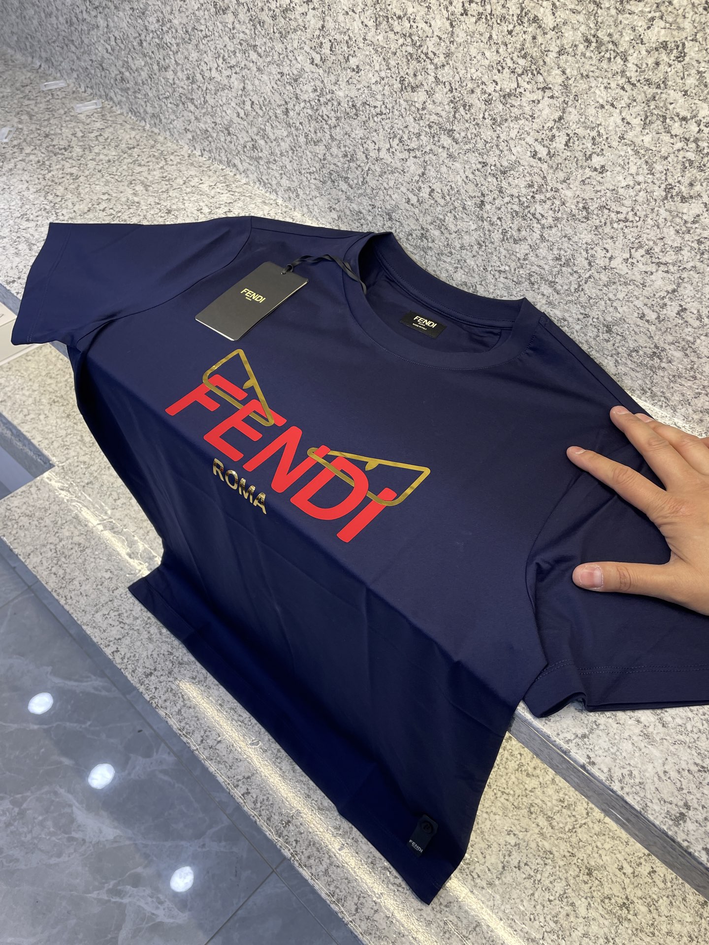 NO:117434,FIND Fendi 2025 spring and summer new short-sleeved T-shirt exclusive European cotton mercerated long velvet cotton 80 double-strand counter 25//ss new products are sold, chest image pattern medusa imitation hand-painted craft printing!  A more abstract concept design that highlights the unique trend of design!  Perfect interpretation of luxury!  S-3xl, fendi, T-shirt,tees, t-shirt,alexander wang19860909FIND芬迪2025春夏新品短袖T恤专属欧棉丝光长绒棉80支双股专柜25//ss新品热卖 胸前形象图案medusa仿手绘工艺印花！一款比较抽象概念设计,彰显个性潮流的设计风格！完美诠释奢华主义！S-3xl,,fendi,T-shirt,tees，t-shirt,alexander wang,Men's clothing