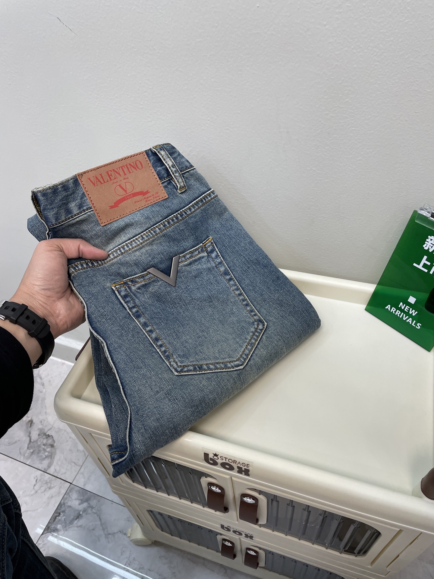 NO:142131,VITN Valentino 25ss order popular jeans, spring and summer original V hardware label pair replica, imported customized fabric luxury exclusive quality products, hot selling, spring and summer new products, craft   washing water foreign trade quality details are fully processed, this color is absolutely love, love, counter, autumn and winter hot sale pre-sale, sold out, single color, versatile big cow flavor, elastic slim small straight pants, size. 29-38, 35 without 37 sizes, valentino, jeans, alexander wang19860909VITN华伦天奴25ss订单火爆款牛仔裤 春夏原版V五金标对版复刻 进口订制面料奢华独家感品质爆品热卖 春夏新品 工艺 洗水外贸品质感细节处理满满到位 这颜色绝对爱了爱了专柜秋冬热卖预售即售完款爆单款色系百搭大牛味 弹力修身小直筒裤型 尺码.29-38有35无37码,,valentino,jeans,alexander wang,Men's clothing