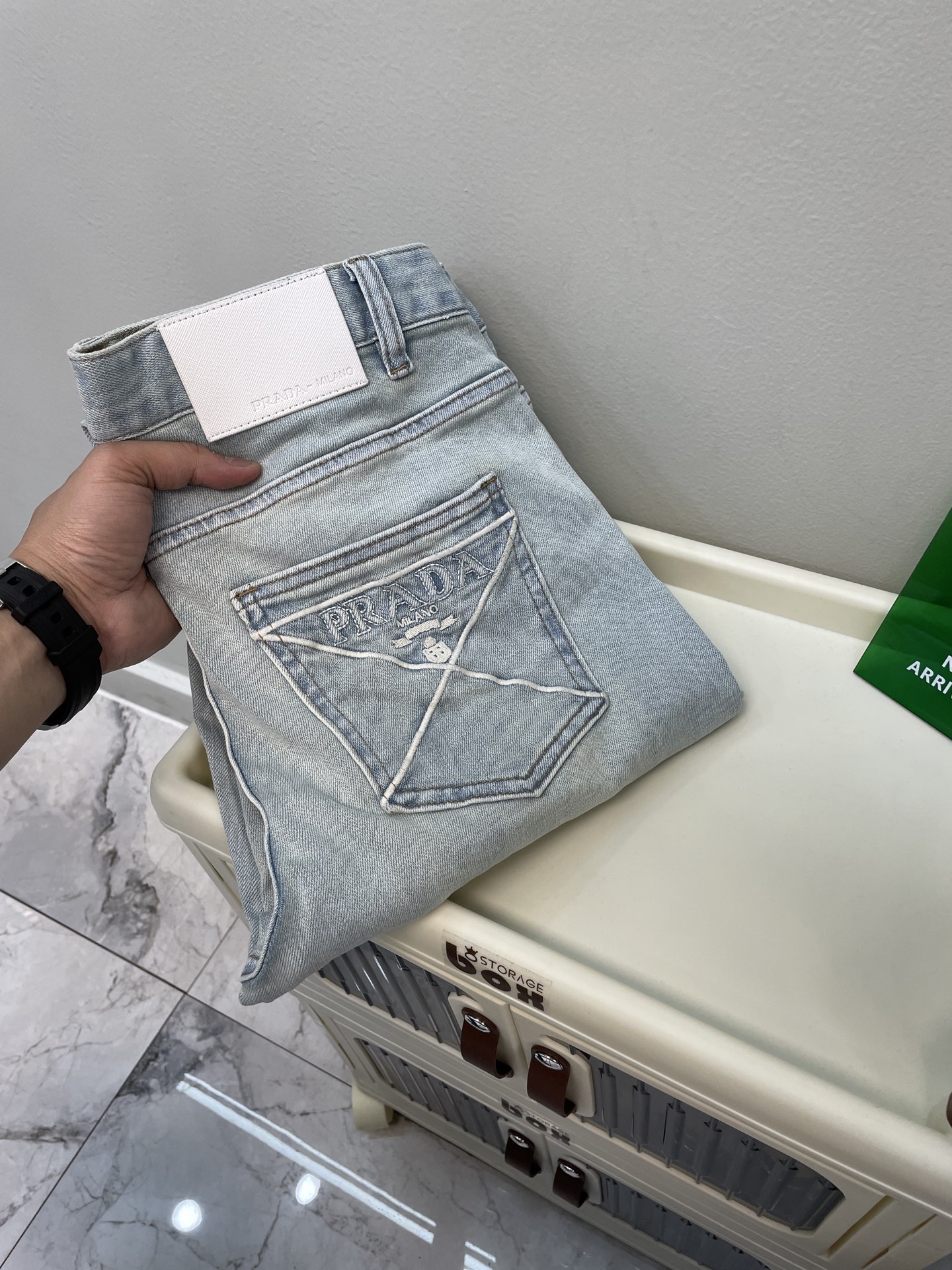 NO:142127,PRAD 25ss order response feedback super good jeans imported from spring and summer, soft and skin-friendly fabrics, super beautiful color, luxury custom counter kraft paper nameplate, craft   washing water, foreign trade quality and details are fully processed, this color is absolutely love, love counter, autumn and winter hot sale, sold out, single color, versatile big cow flavor, elastic slim small straight pants, size. 29-38, 35 without 37 sizes,,prada,prada,jeans,cowhide,alexander wang19860909PRAD普拉哒 25ss订单款反应回馈超好牛仔裤 春夏进口订制面料柔软亲肤面料 颜色超级漂亮 奢华感订制专柜牛皮纸铭牌 工艺 洗水外贸品质感细节处理满满到位 这颜色绝对爱了爱了专柜秋冬热卖预售即售完款爆单款色系百搭大牛味 弹力修身小直筒裤型 尺码.29-38有35无37码,,prada,prada,jeans,cowhide,alexander wang,Men's clothing