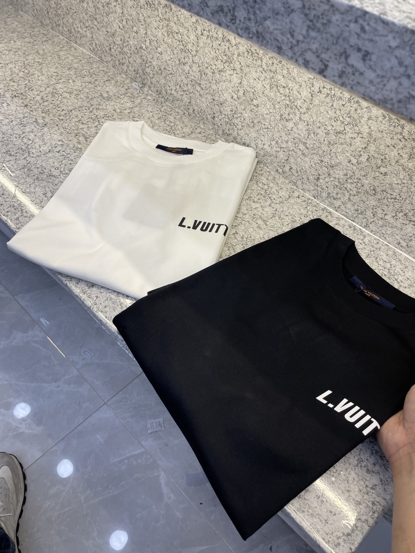 NO:481185,LY Donkey Brand 25//ss new spring and summer first-time counter, the latest short-sleeved round-neck T-shirt high-end customization, avant-garde and fashionable design!  The brand logo is heavy craftsmanship design, high-end customized European cotton 180g fabric feels soft and comfortable to wear. The counter-level exquisite car line is fine. The upper body effect is invincible and handsome!  A must-have item for handsome men!  S M L XL XXL (equivalent to M-3XL), louis vuitton, T-shirt,tees, t-shirt,alexander wang19860909LY驴牌25//ss新品春夏首发专柜 最新款短袖圆领T恤高端订制 设计前卫时尚！品牌logo重工艺设计高端定制欧棉180克面料手感柔软.穿着舒适.专柜级别精致车线.做工精细.上身效果无敌帅气！型男必备单品！码数S M L XL XXL(相当于M-3XL),,louis vuitton,T-shirt,tees，t-shirt,alexander wang,Men's clothing