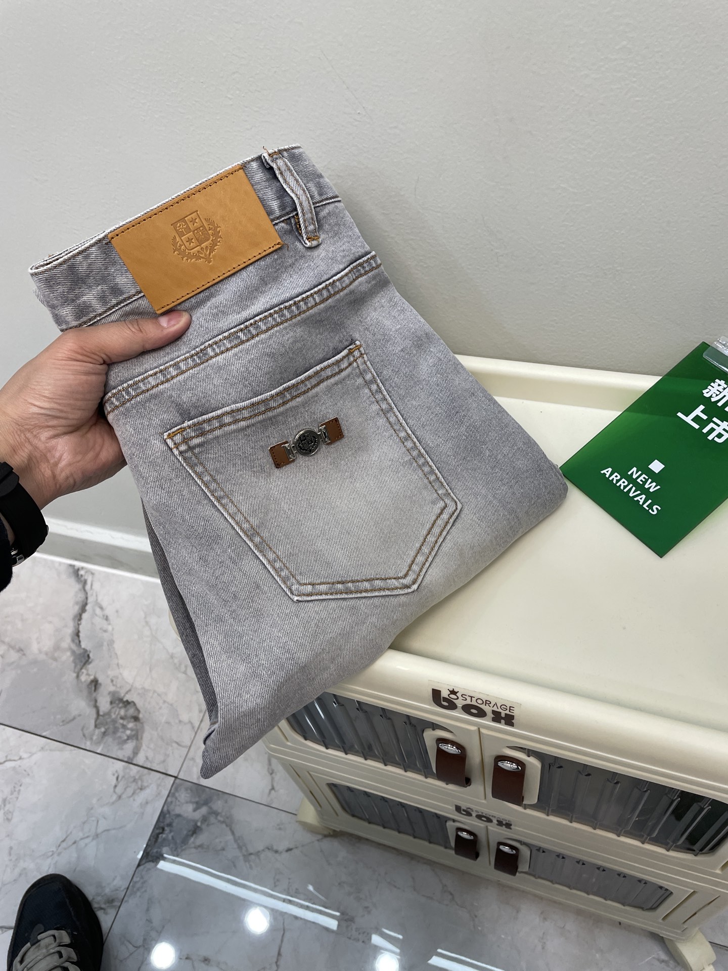 NO:142135,LP. Loro Piana summer thin apricot light gray denim, delicate soft and breathable jeans, luxury 25//ss official website counter new products are sold, original replica leather brand, soft and skin-friendly denim fabric, heavy and strong recommendation, craft   washing foreign trade quality details, full of processing, trendy colors, no fading, luxury details, hardware and accessories are all satisfied, elastic slim straight pants, size. 29-38 is 35 and no 37 sizes,,loro piga,loro piga,jeans,alexander wang19860909LP.诺悠翩雅（Loro Piana)夏季薄款杏浅灰牛仔 细腻柔软透气爆品牛仔裤 奢华感25//ss官网专柜新品热销 原版复刻皮牌 柔软亲肤牛仔面料 重磅强烈推荐 工艺 洗水外贸品质感细节处理满满到位 潮流色系不掉色奢华感细节五金辅料一一满足到位 弹力修身直筒裤型 尺码.29-38有35无37码,,loro piana,loro piana,jeans,alexander wang,Men's clothing