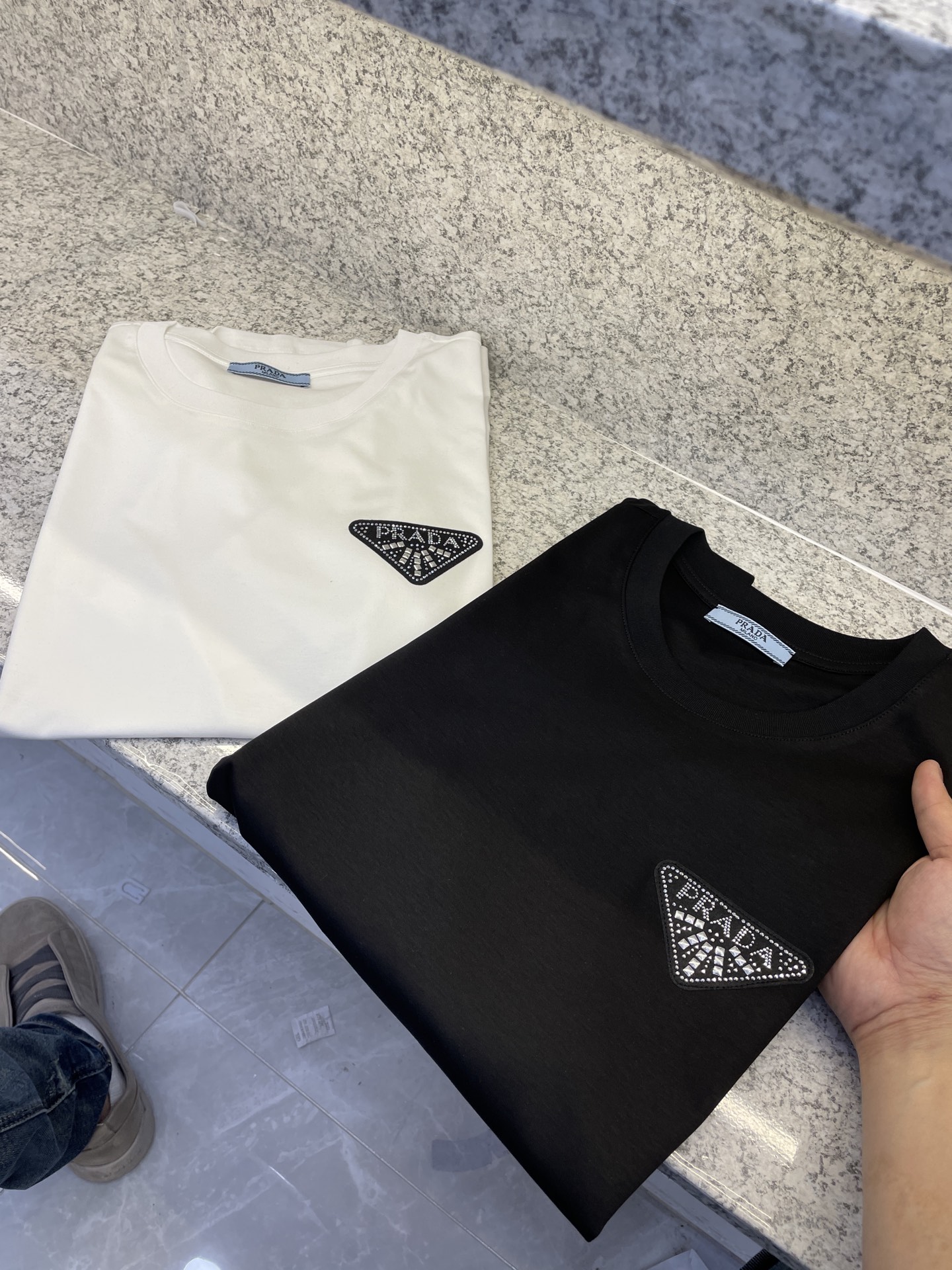 NO:142159,PRAD 2025 spring and summer new short-sleeved T-shirt custom-made exclusive 80 double-strand mercerated long-length cotton counter 25//ss new products are sold, chest image pattern medusa imitation hand-painted craft printing!  A more abstract concept design that highlights the unique trend of design!  Perfect interpretation of luxury!  S-3xl, prada, prada, T-shirt,tees, t-shirt,alexander wang19860909PRAD普拉哒2025春夏新品短袖T恤定制专属80支双股丝光长绒棉专柜25//ss新品热卖 胸前形象图案medusa仿手绘工艺印花！一款比较抽象概念设计,彰显个性潮流的设计风格！完美诠释奢华主义！S-3xl,,prada,prada,T-shirt,tees，t-shirt,alexander wang,Men's clothing