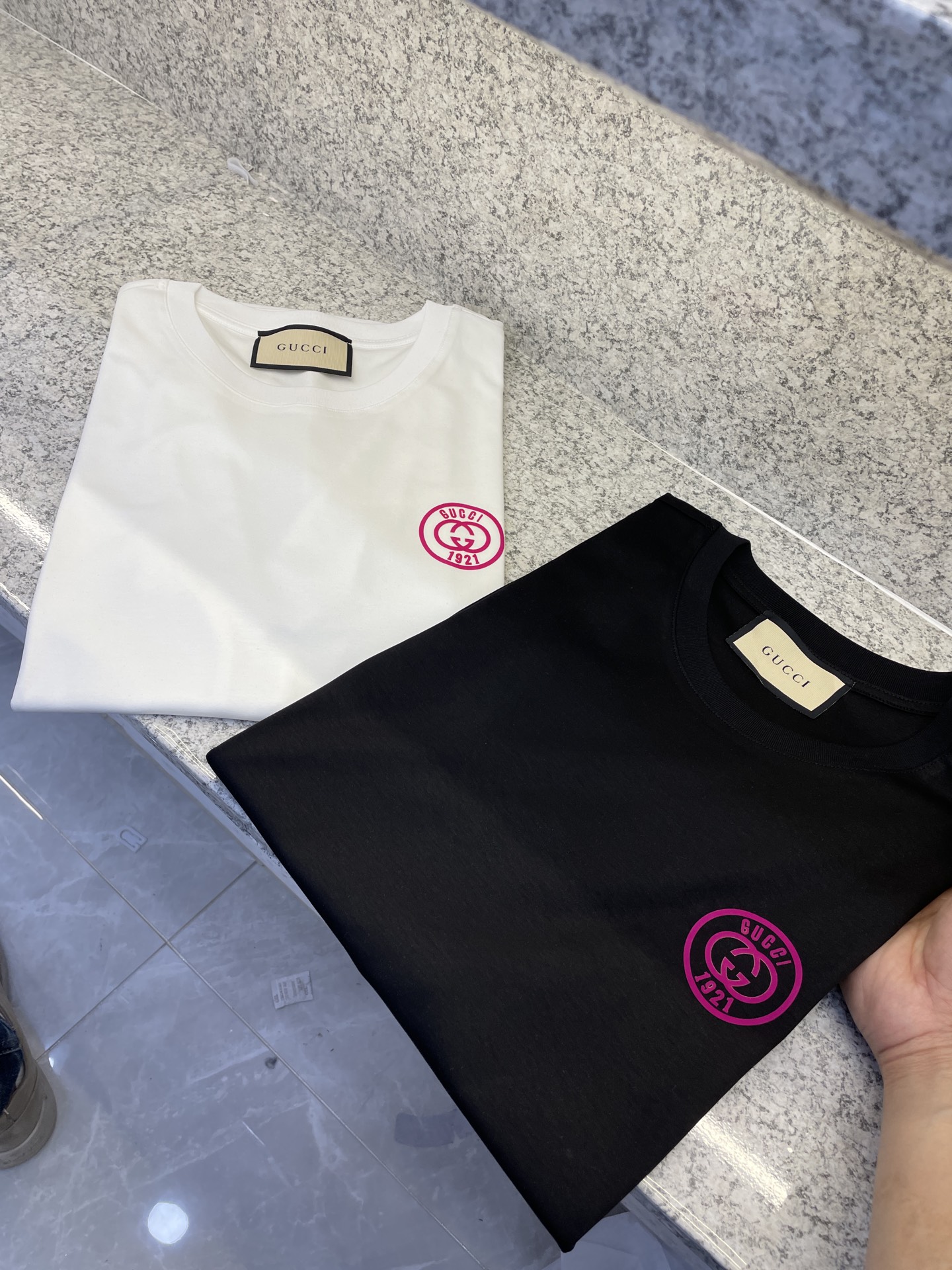 NO:142160,GUGCI Guyi 2025 spring and summer new short-sleeved T-shirt custom-made exclusive 80 double-strand mercerated long-length cotton counter 25//ss new products are sold, chest image pattern medusa imitation hand-painted craft printing!  A more abstract concept design that highlights the unique trend of design!  Perfect interpretation of luxury!  S-3xl, T-shirt,tees,t-shirt,alexander wang19860909GUGCI古倚2025春夏新品短袖T恤定制专属80支双股丝光长绒棉专柜25//ss新品热卖 胸前形象图案medusa仿手绘工艺印花！一款比较抽象概念设计,彰显个性潮流的设计风格！完美诠释奢华主义！S-3xl,,T-shirt,tees，t-shirt,alexander wang,Men's clothing