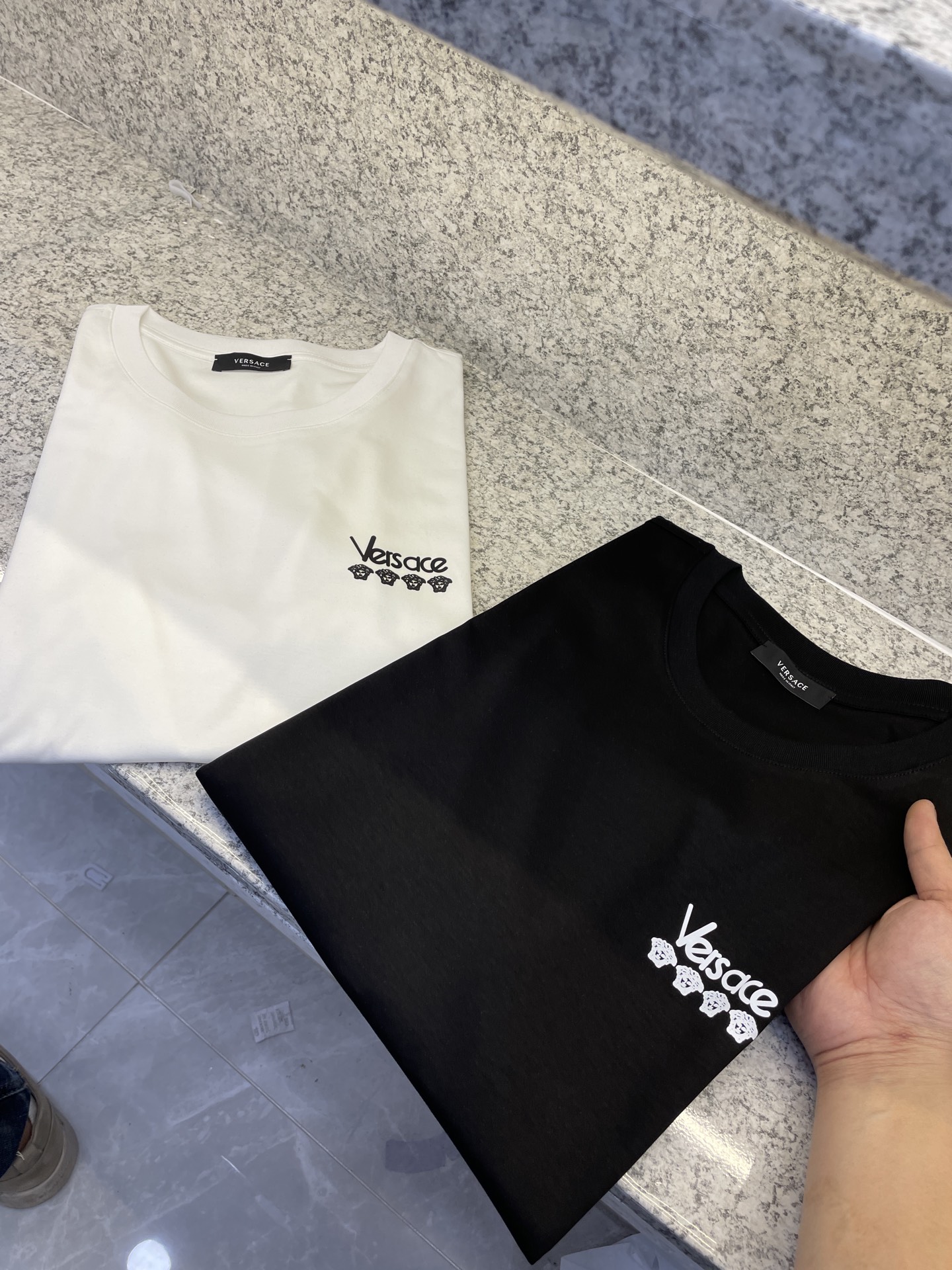 NO:142161,VIERS Vasa 2025 spring and summer new short-sleeved T-shirt custom-made exclusive 80 double-strand mercerated long-length cotton counter 25//ss new products are sold. The chest image pattern medusa imitation hand-painted craft printing!  A more abstract concept design that highlights the unique trend of design!  Perfect interpretation of luxury!  S-3xl, versace, T-shirt,tees, t-shirt,alexander wang19860909VIERS瓦萨2025春夏新品短袖T恤定制专属80支双股丝光长绒棉专柜25//ss新品热卖 胸前形象图案medusa仿手绘工艺印花！一款比较抽象概念设计,彰显个性潮流的设计风格！完美诠释奢华主义！S-3xl,,versace,T-shirt,tees，t-shirt,alexander wang,Men's clothing