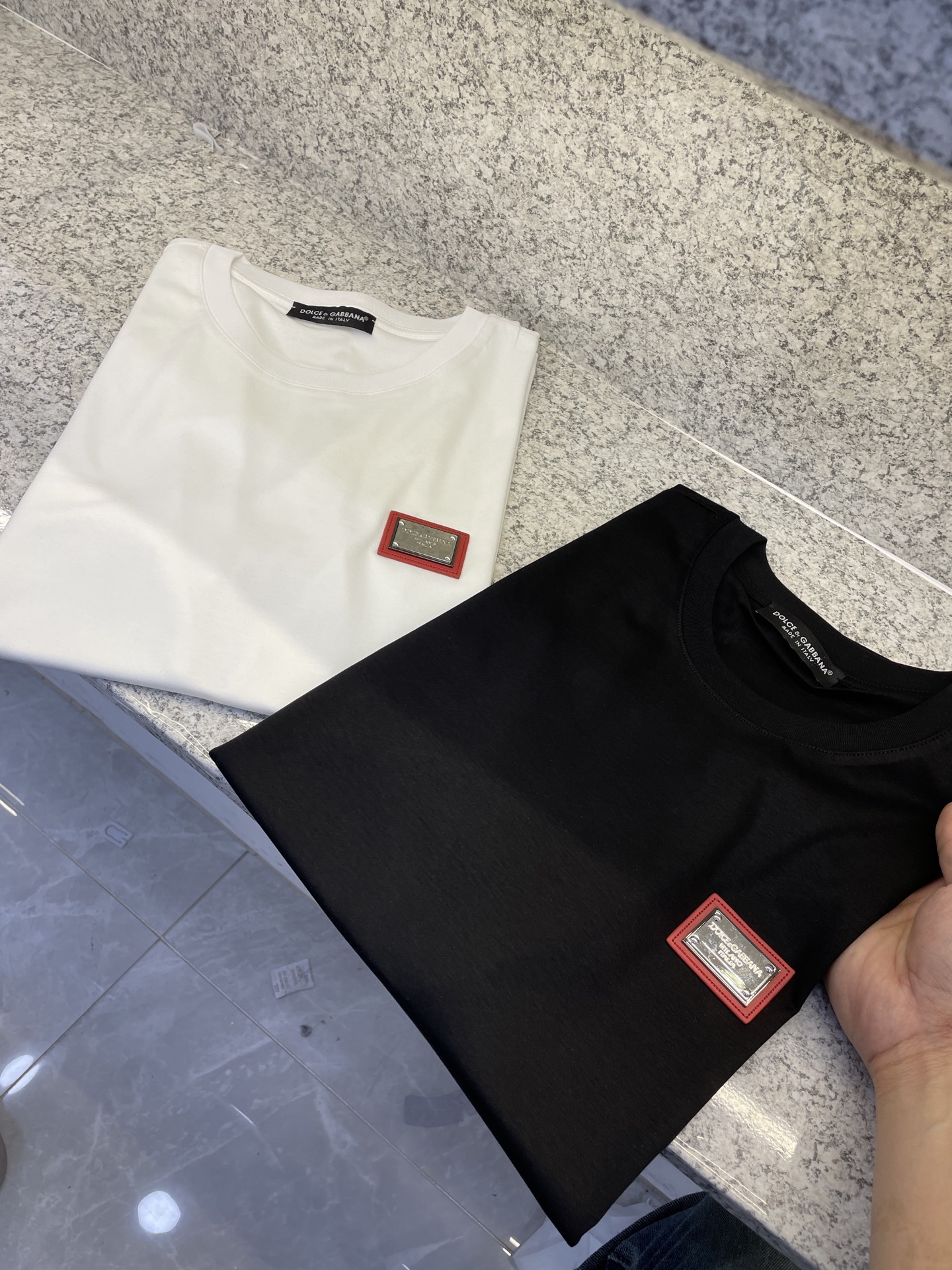 NO:142162,DG Dolce & Gabbana 2025 spring and summer new short-sleeved T-shirt custom-made exclusive 80 double-strand mercerated long-length cotton counter 25//ss new products are sold, chest image pattern medusa imitation hand-painted craft printing!  A more abstract concept design that highlights the unique trend of design!  Perfect interpretation of luxury!  S-3xl, Dolce & Gabbana, Dolce & Gabbana, T-shirt, tees, t-shirt, alexander wang19860909DG杜嘉班纳2025春夏新品短袖T恤定制专属80支双股丝光长绒棉专柜25//ss新品热卖 胸前形象图案medusa仿手绘工艺印花！一款比较抽象概念设计,彰显个性潮流的设计风格！完美诠释奢华主义！S-3xl,,Dolce&Gabbana,Dolce&Gabbana,T-shirt,tees，t-shirt,alexander wang,Men's clothing