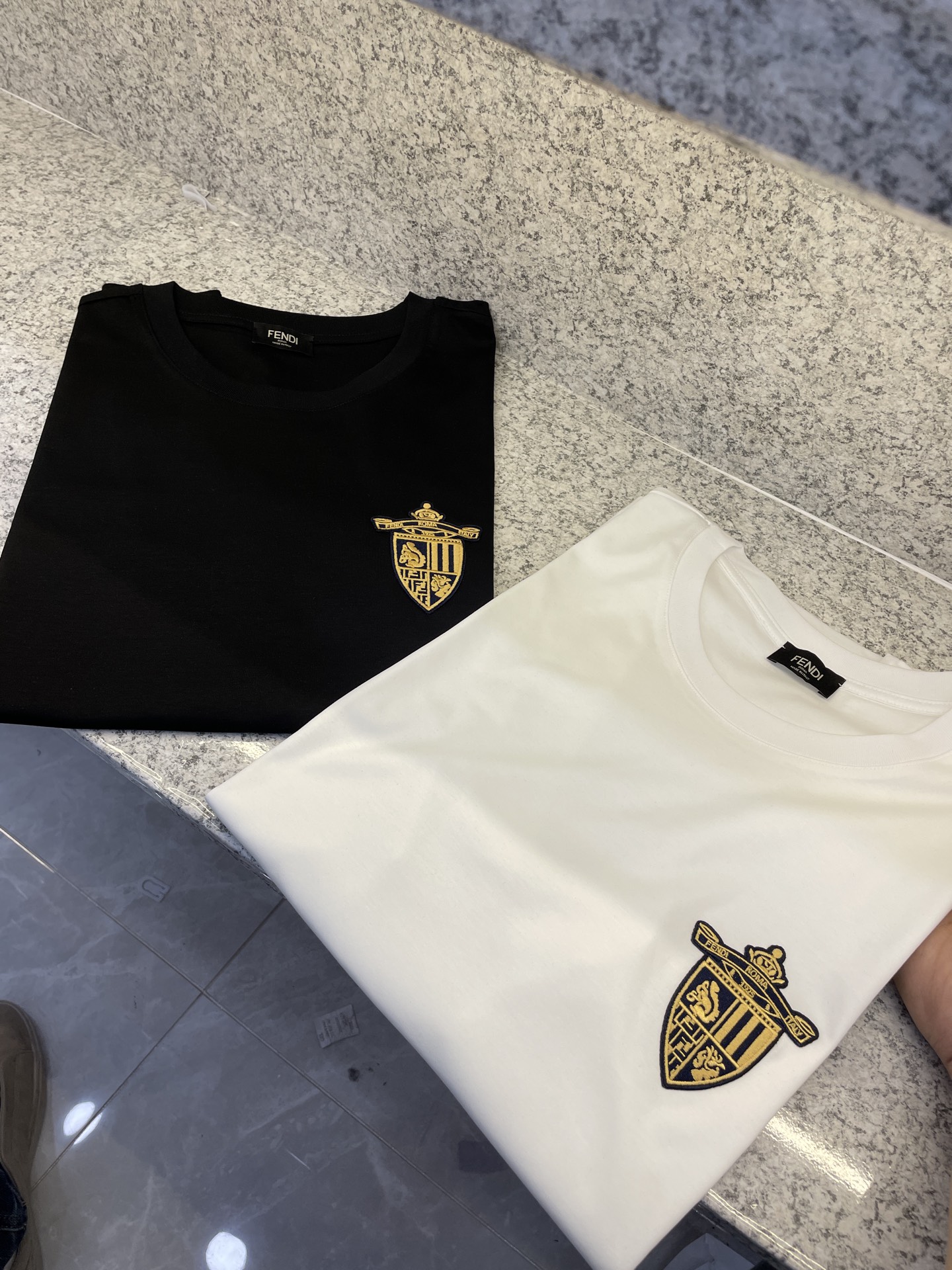 NO:142163,FIND Fendi 2025 spring and summer new short-sleeved T-shirt custom-made exclusive 80 double-strand mercerated long-length cotton counter 25//ss new products are sold, chest image pattern medusa imitation hand-painted craft printing!  A more abstract concept design that highlights the unique trend of design!  Perfect interpretation of luxury!  S-3xl, fendi, T-shirt,tees, t-shirt,alexander wang19860909FIND芬迪2025春夏新品短袖T恤定制专属80支双股丝光长绒棉专柜25//ss新品热卖 胸前形象图案medusa仿手绘工艺印花！一款比较抽象概念设计,彰显个性潮流的设计风格！完美诠释奢华主义！S-3xl,,fendi,T-shirt,tees，t-shirt,alexander wang,Men's clothing