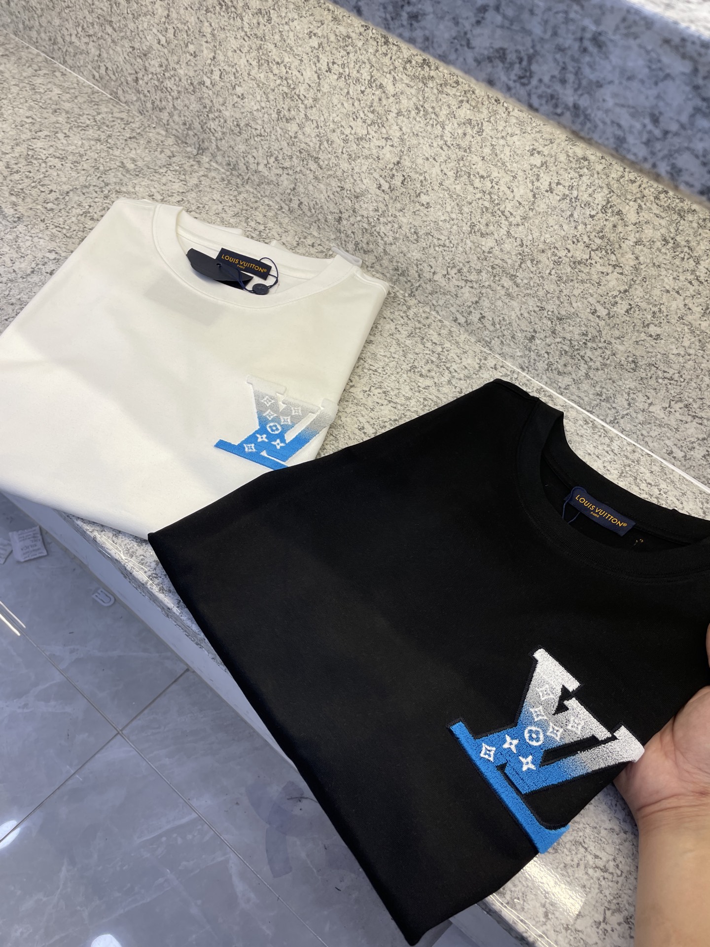 NO:142164,LY Donkey Brand 25//Ss Hua New Products Spring and Summer First Release Counter, Perfect Quality, The Latest Short Sleeve Round Neck T-shirt High-end Customization, Avant-garde and Fashionable Design!  Brand logo heavy craftsmanship design high-end custom long velvet European cotton 180g fabric feels soft and comfortable to wear. The counter-level exquisite car line is fine. The upper body effect is invincible and handsome!  A must-have item for handsome men!  Code number M-3XL, louis vuitton, T-shirt,tees, t-shirt,alexander wang19860909LY驴牌25//ss华新品春夏首发专柜 品相完美 最新款短袖圆领T恤高端订制 设计前卫时尚！品牌logo重工艺设计高端定制长绒欧棉180克面料手感柔软.穿着舒适.专柜级别精致车线.做工精细.上身效果无敌帅气！型男必备单品！码数M-3XL,,louis vuitton,T-shirt,tees，t-shirt,alexander wang,Men's clothing