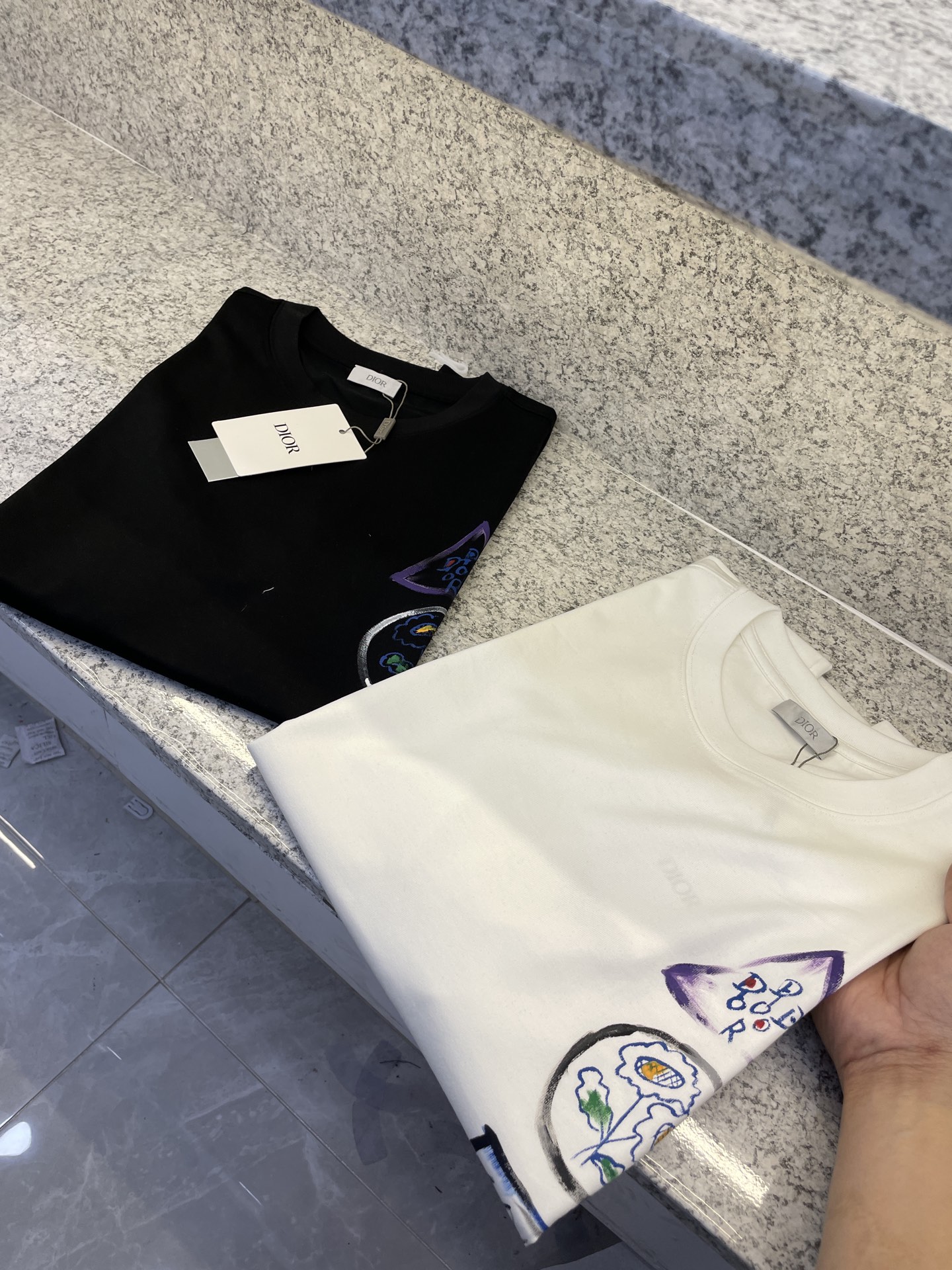 NO:142165,CD Di'ao 25//Ss Hua's new product spring and summer first launch counter, perfect appearance, the latest short-sleeved round-neck T-shirt high-end customization, avant-garde and fashionable design!  Brand logo heavy craftsmanship design high-end custom long velvet European cotton 180g fabric feels soft and comfortable to wear. The counter-level exquisite car line is fine. The upper body effect is invincible and handsome!  A must-have item for handsome men!  Code number M-3XL, T-shirt,tees,t-shirt,alexander wang19860909CD迪澳25//ss华新品春夏首发专柜 品相完美 最新款短袖圆领T恤高端订制 设计前卫时尚！品牌logo重工艺设计高端定制长绒欧棉180克面料手感柔软.穿着舒适.专柜级别精致车线.做工精细.上身效果无敌帅气！型男必备单品！码数M-3XL,,T-shirt,tees，t-shirt,alexander wang,Men's clothing