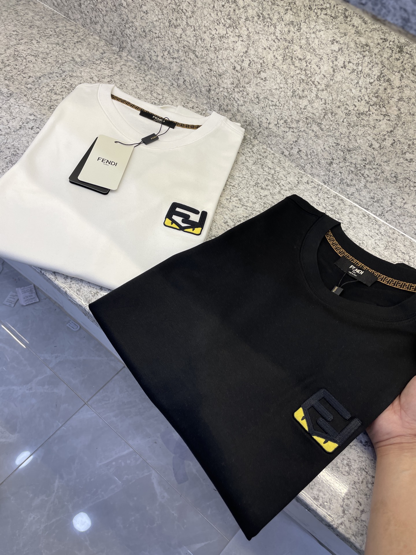 NO:142167,FIND Fendi 25//Ss Hua New Products First Spring and Summer Counter, Perfect Quality, The Latest Short Sleeve Round Neck T-shirt High-end Customization, Avant-garde and Fashionable Design!  Brand logo heavy craftsmanship design high-end custom long velvet European cotton 180g fabric feels soft and comfortable to wear. The counter-level exquisite car line is fine. The upper body effect is invincible and handsome!  A must-have item for handsome men!  Code number M-3XL, fendi, T-shirt, tees, t-shirt, alexander wang19860909FIND芬迪25//ss华新品春夏首发专柜 品相完美 最新款短袖圆领T恤高端订制 设计前卫时尚！品牌logo重工艺设计高端定制长绒欧棉180克面料手感柔软.穿着舒适.专柜级别精致车线.做工精细.上身效果无敌帅气！型男必备单品！码数M-3XL,,fendi,T-shirt,tees，t-shirt,alexander wang,Men's clothing