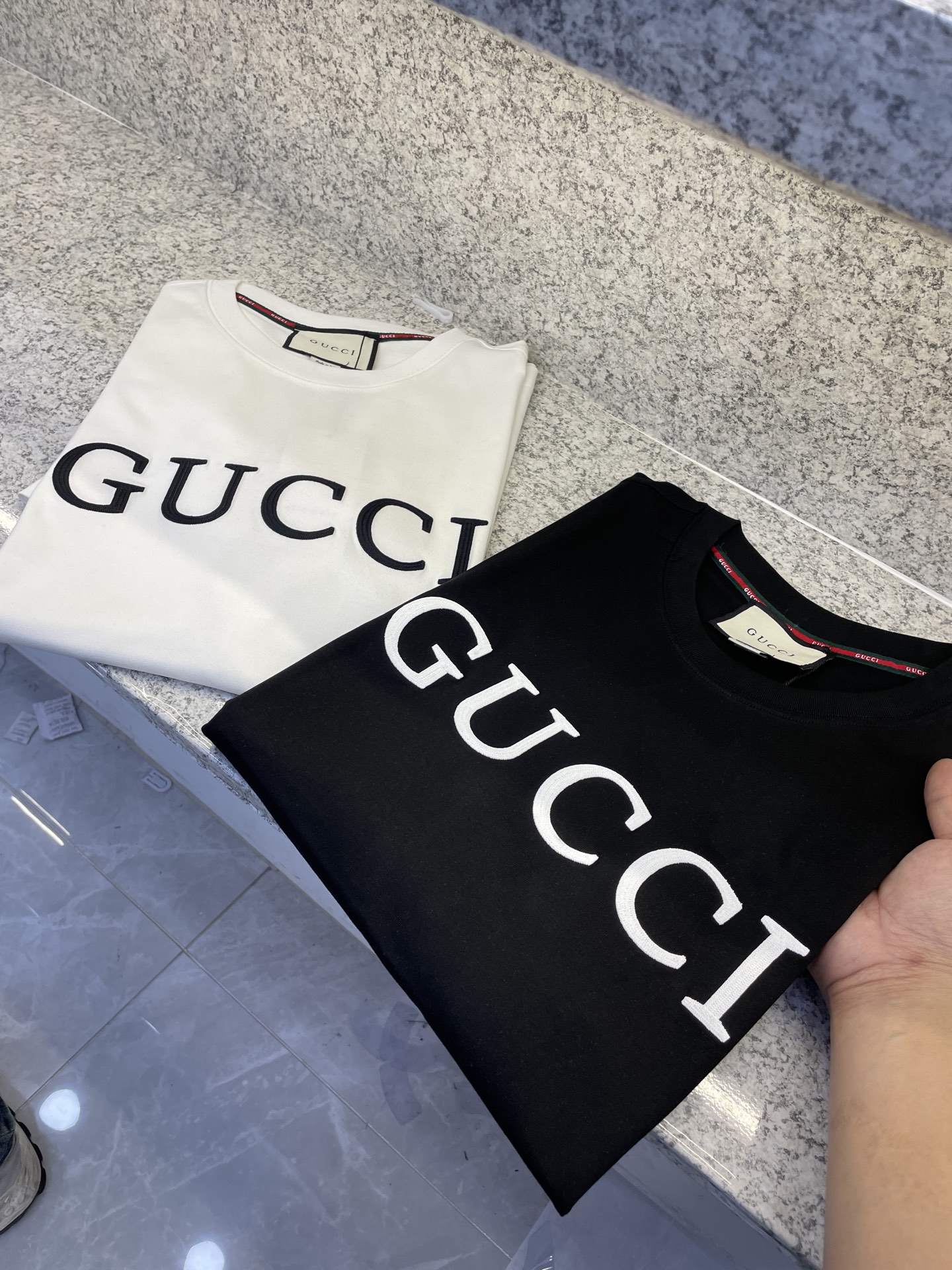 NO:142119,GUGCI Guyi 25//sshua New Products Spring and Summer First Release Counter, Perfect Quality, The Latest Short Sleeve Round Neck T-shirt High-end Customization, Avant-garde and Fashionable Design!  Brand logo heavy craftsmanship design high-end custom long velvet European cotton 180g fabric feels soft and comfortable to wear. The counter-level exquisite car line is fine. The upper body effect is invincible and handsome!  A must-have item for handsome men!  Code number M-3XL, T-shirt,tees,t-shirt,alexander wang19860909GUGCI古倚25//ss华新品春夏首发专柜 品相完美 最新款短袖圆领T恤高端订制 设计前卫时尚！品牌logo重工艺设计高端定制长绒欧棉180克面料手感柔软.穿着舒适.专柜级别精致车线.做工精细.上身效果无敌帅气！型男必备单品！码数M-3XL,,T-shirt,tees，t-shirt,alexander wang,Men's clothing