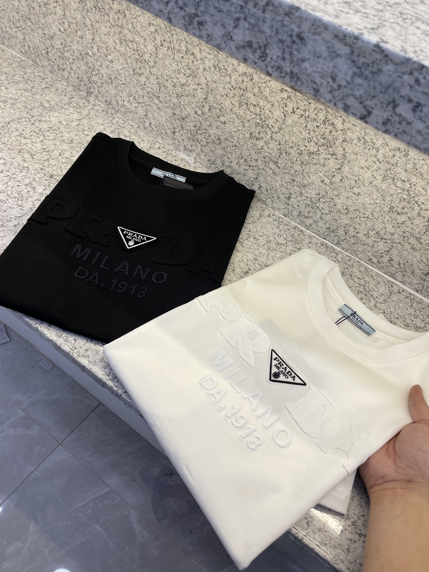 NO:142121,PRAD PRAD 25//Ss Hua New Products Spring and Summer First Launch Counter, Perfect Quality, The Latest Short Sleeve Round Neck T-shirt High-end Customization, Avant-garde and Fashionable Design!  Brand logo heavy craftsmanship design high-end custom long velvet European cotton 180g fabric feels soft and comfortable to wear. The counter-level exquisite car line is fine. The upper body effect is invincible and handsome!  A must-have item for handsome men!  Code number M-3XL, prada, prada, T-shirt,tees, t-shirt,alexander wang19860909PRAD普拉哒25//ss华新品春夏首发专柜 品相完美 最新款短袖圆领T恤高端订制 设计前卫时尚！品牌logo重工艺设计高端定制长绒欧棉180克面料手感柔软.穿着舒适.专柜级别精致车线.做工精细.上身效果无敌帅气！型男必备单品！码数M-3XL,,prada,prada,T-shirt,tees，t-shirt,alexander wang,Men's clothing