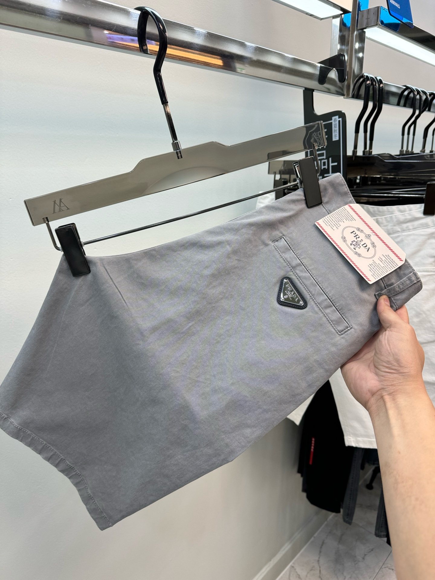 NO:144034,PRAD new summer shorts, popular counters, and the custom fabric of Tiansi long velvet cotton is a great fit, super stylish, simple and comfortable!  Full of details. Original luxury accessories   triangle mark   high-end buttons. The touch is gentle and delicate. The thickness is also designed for spring and summer thin styles. It is super soft and breathable. It is suitable for this season. It is very high-end and has a rich design sense. The upper body effect is very good. Light khaki. 30-38 has 35 and no 37 sizes. 021015,,prada,prada,shorts,alexander wang19860909PRAD普拉哒新品夏季短裤 爆款专柜热卖 天丝长绒棉订制面料版型巨好 超有型简洁舒适！细节满满点赞 原版奢华辅料 三角标 高端钮扣 手感温和、触感细腻,厚度也为春夏薄款设计,超柔和透气,正适合这个时节,非常高档,及其富有设计感,上身效果非常棒浅灰 浅卡其色 30-38有35无37码 021015,,prada,prada,shorts,alexander wang,Men's clothing