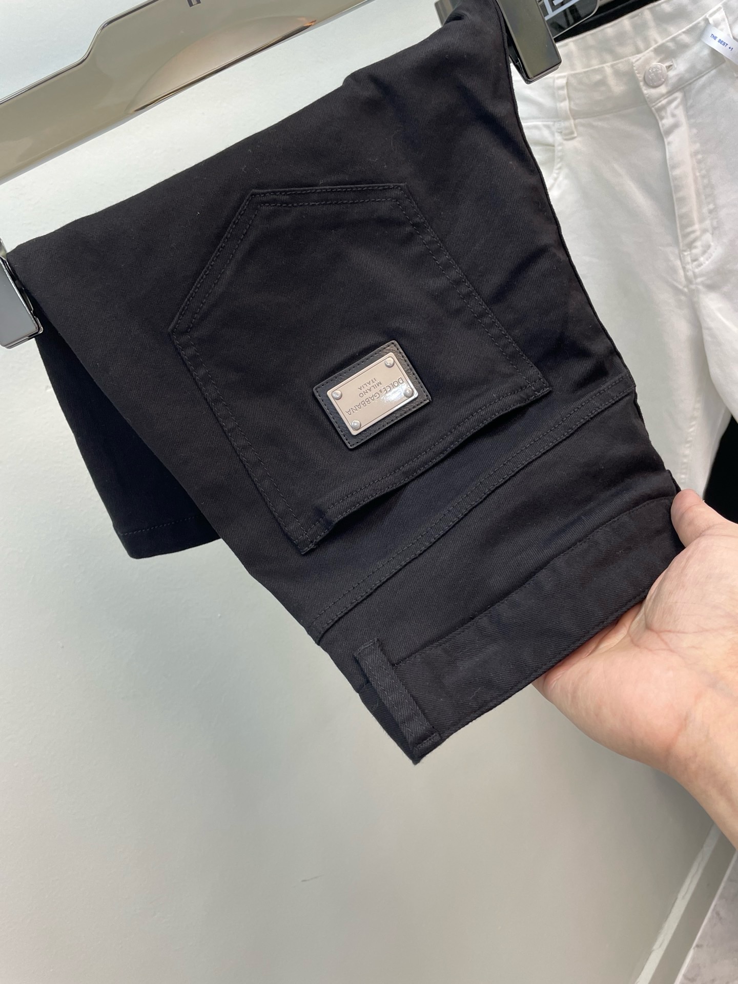 NO:144045,Dolce & Gabbana & Spring and Summer s counter style high-end custom new products official website Seasonal counter must-promote products Lycra cotton custom denim fabric The counter is well designed, the style is great, the upper body effect is super good, the counter sells slim board type, black denim shorts classic brand nameplate, high-end gold leather logo size. 29-38 with 35 without 37 sizes 021015,,Dolce & Gabbana, shorts,alexander wang19860909杜嘉班那 & 春夏s专柜款高级订制新品官网每季专柜必推产品 莱卡棉订制牛仔面料 专柜走好设计 版型巨好 上身效果超好 专柜热卖slim板型 黑色牛仔短裤经典品牌铭牌 高档金皮牌logo 尺码.29-38有35无37码 021015,,Dolce&Gabbana,shorts,alexander wang,Men's clothing